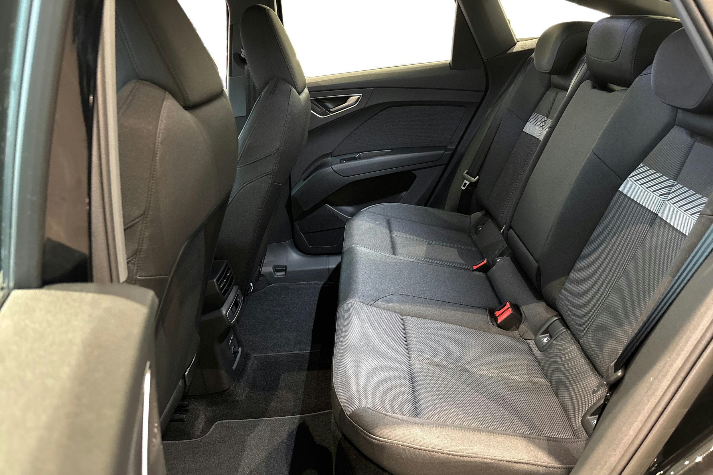 musta Audi Q4 e-tron 2025 kuva 8.