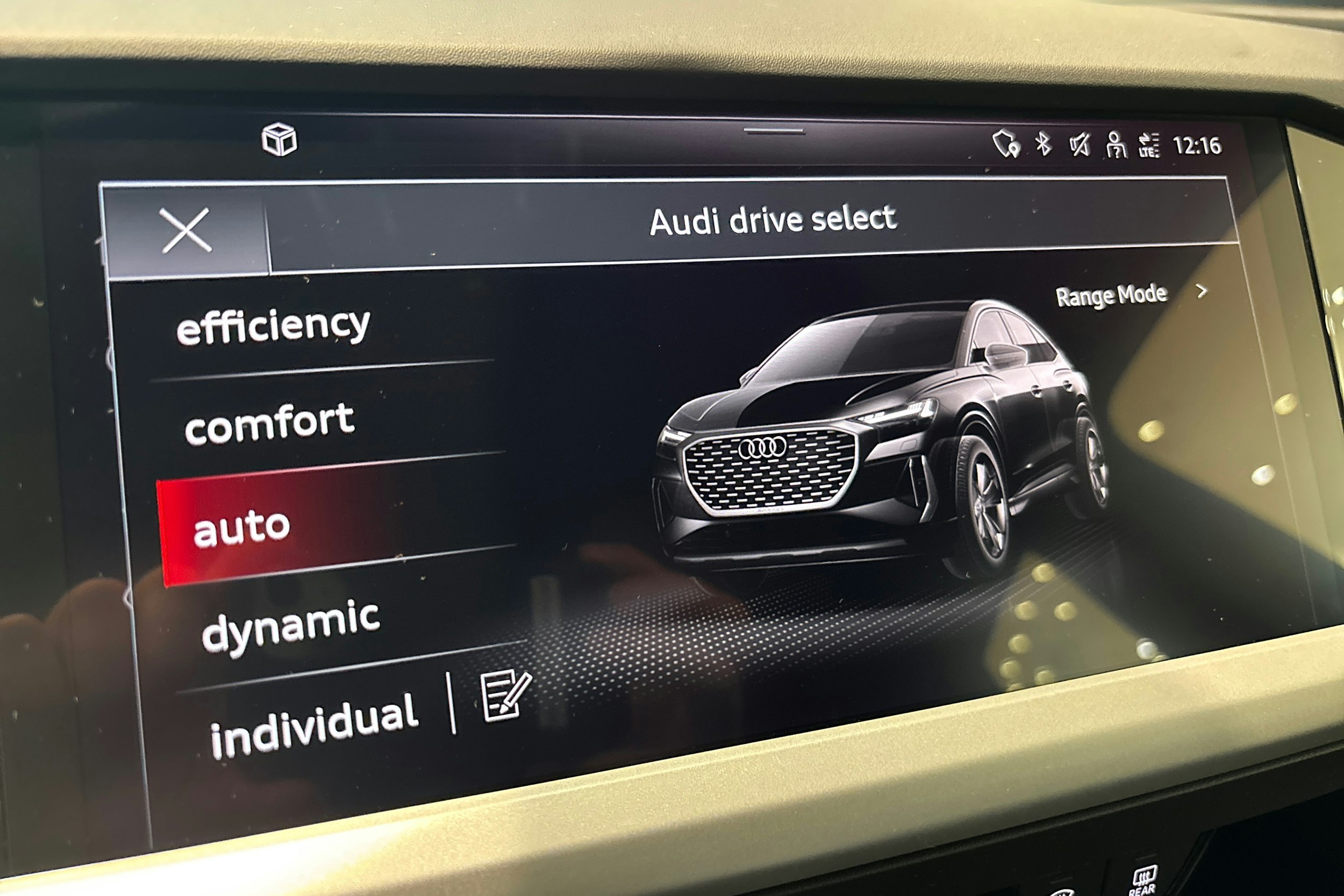 musta Audi Q4 e-tron 2025 kuva 15.