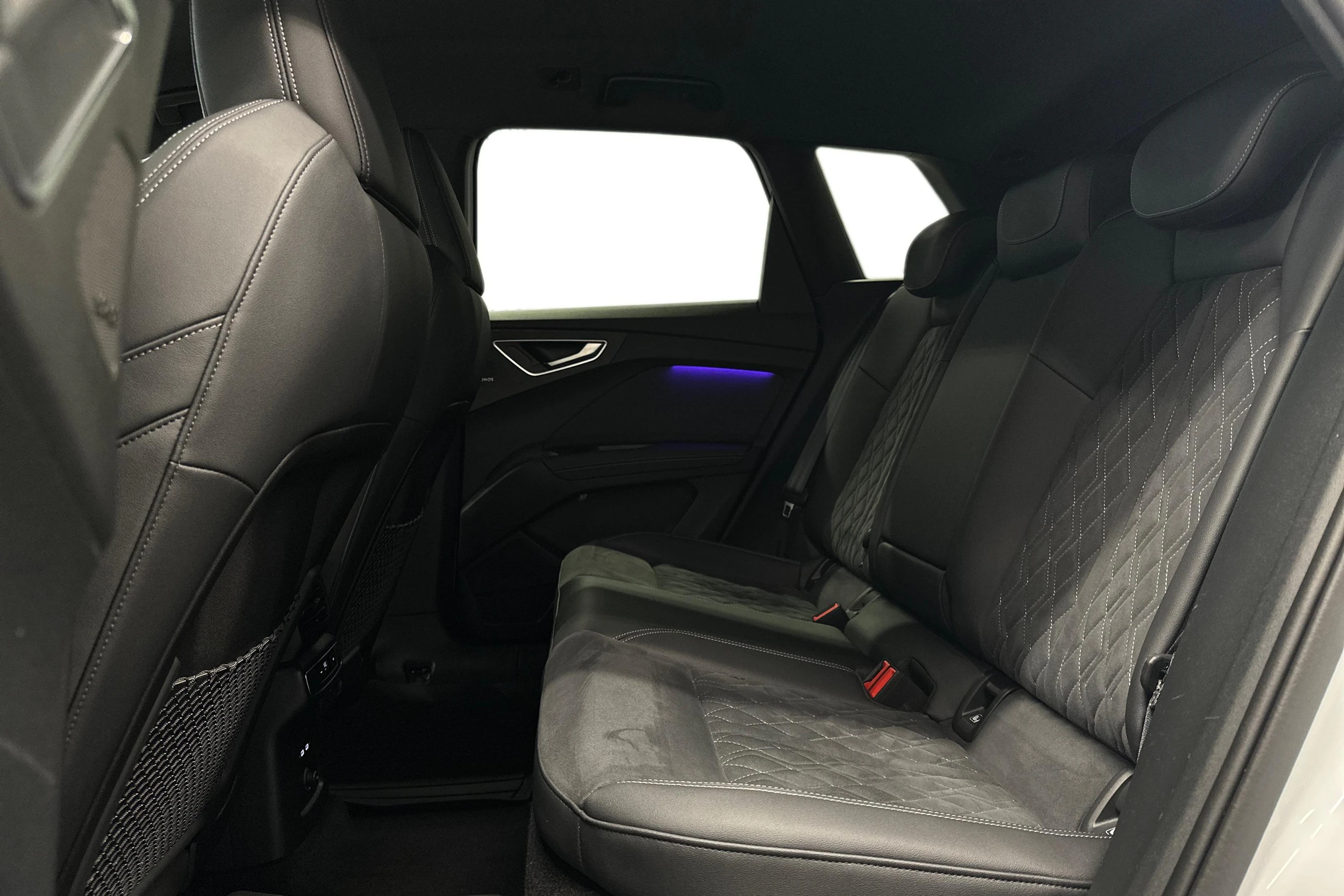 valkoinen Audi Q4 e-tron 2025 kuva 8.