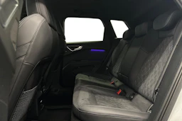 valkoinen Audi Q4 e-tron 2025 kuva 8.