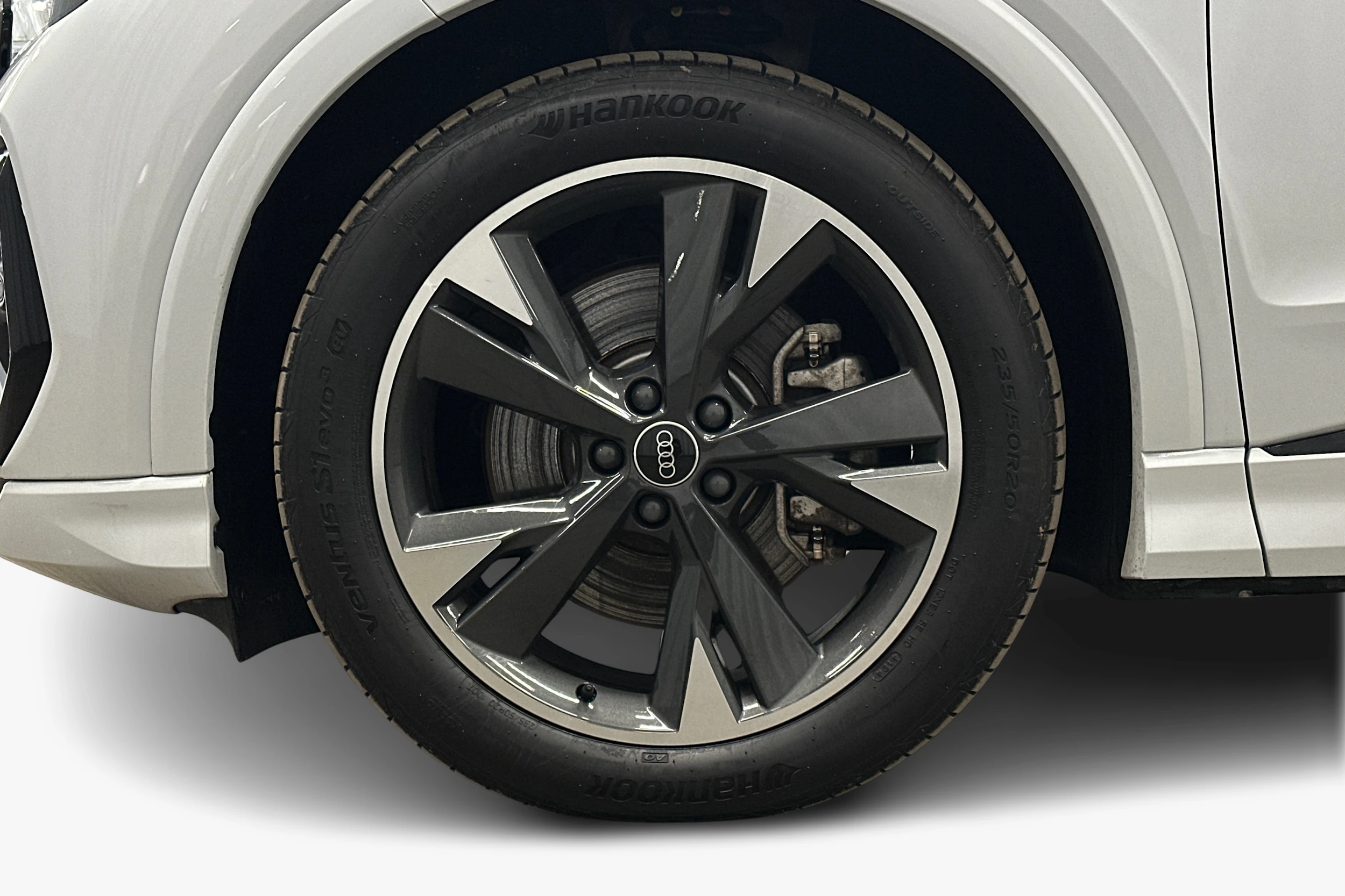 valkoinen Audi Q4 e-tron 2025 kuva 9.