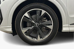 valkoinen Audi Q4 e-tron 2025 kuva 9.