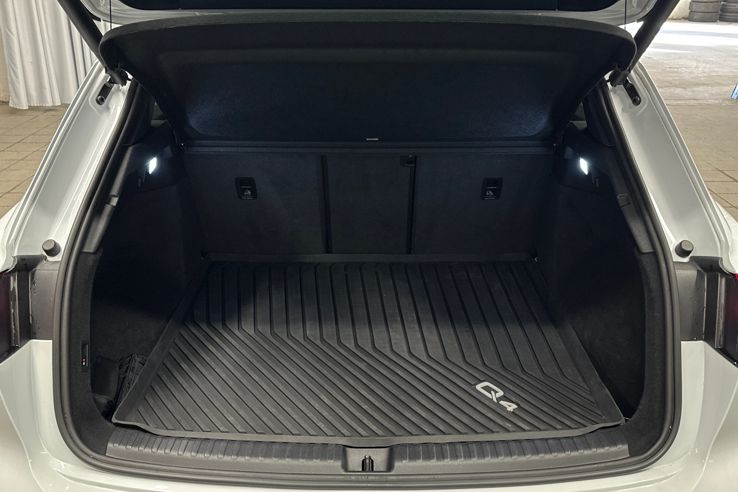 valkoinen Audi Q4 e-tron 2025 kuva 11.