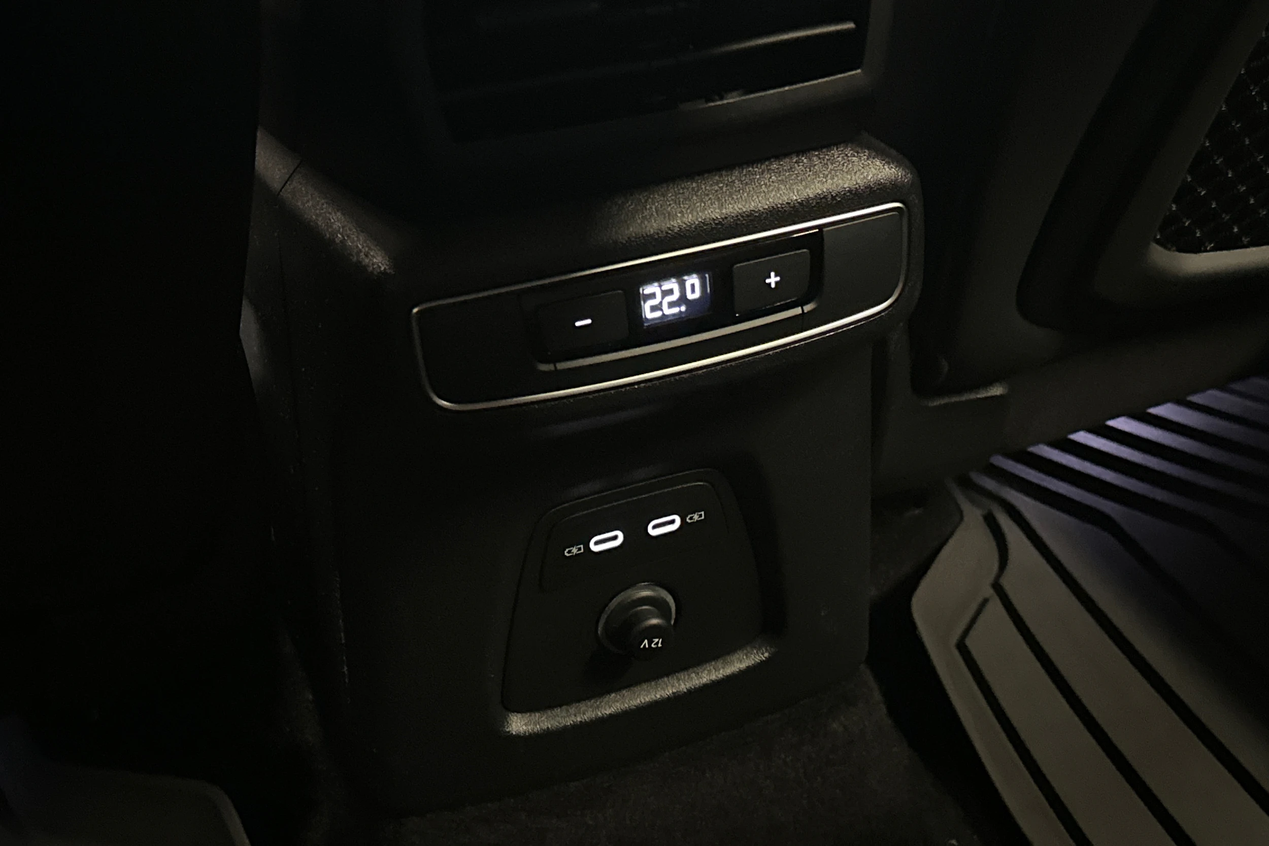 valkoinen Audi Q4 e-tron 2025 kuva 14.