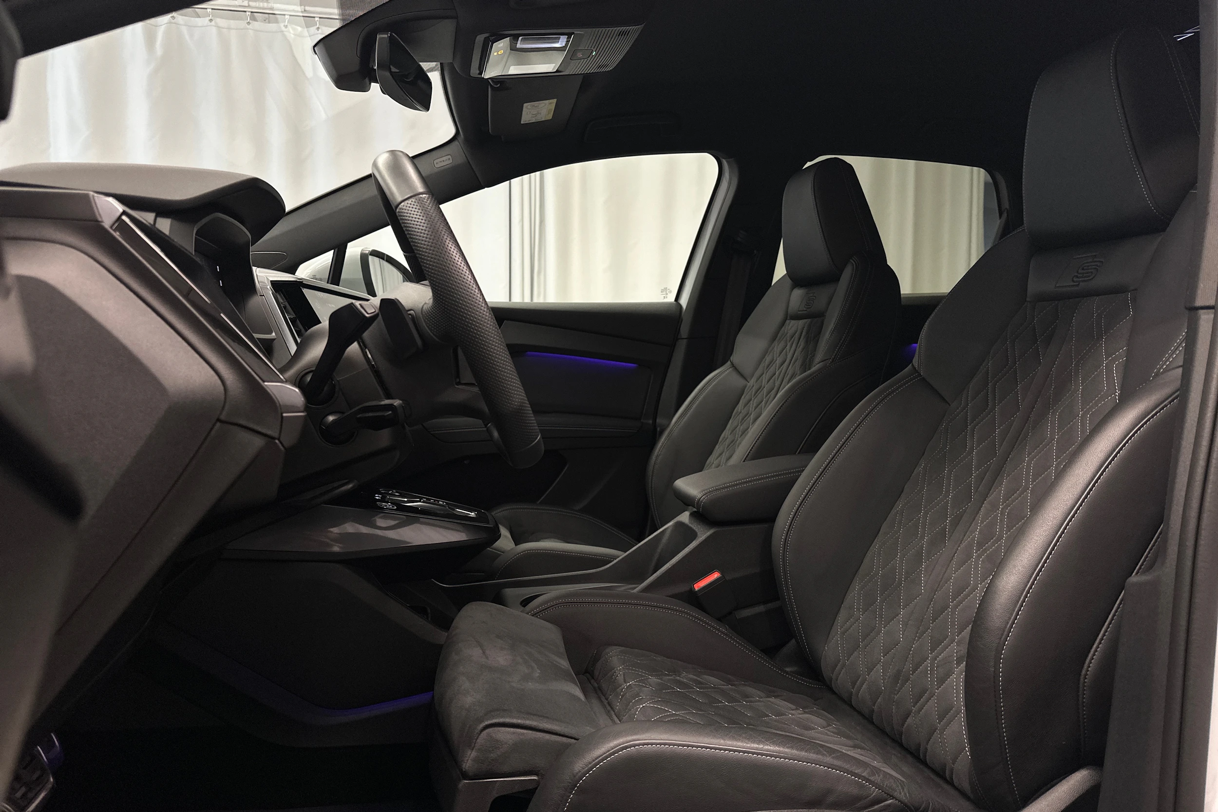 valkoinen Audi Q4 e-tron 2025 kuva 15.