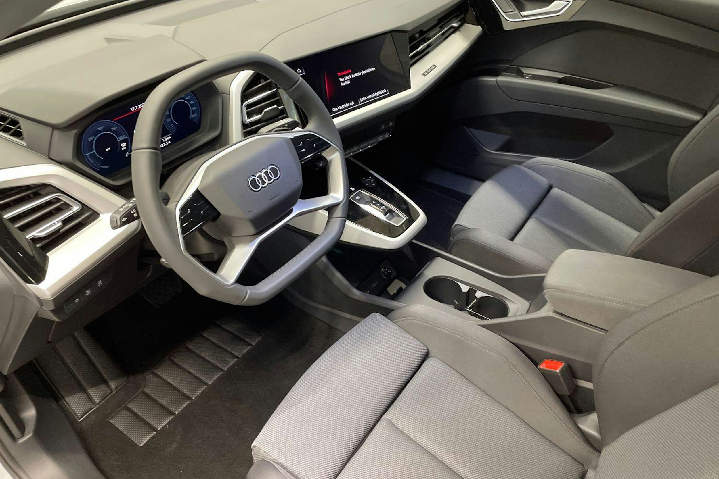 valkoinen Audi Q4 e-tron 2025 kuva 6.