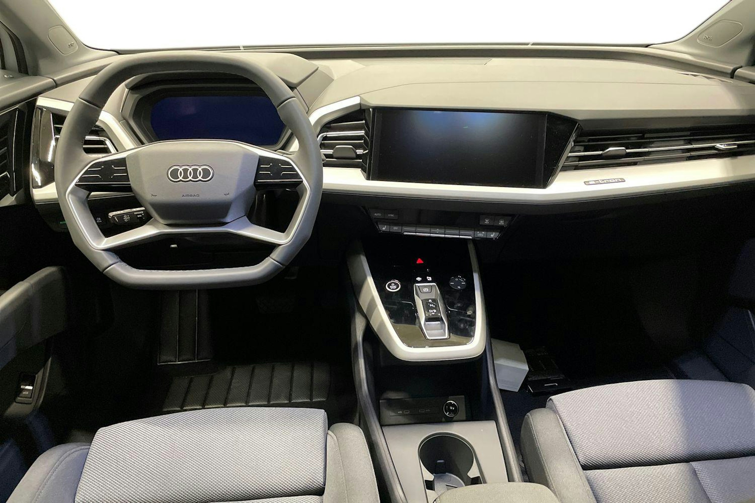 valkoinen Audi Q4 e-tron 2025 kuva 7.