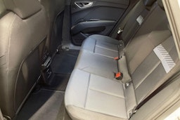 valkoinen Audi Q4 e-tron 2025 kuva 8.