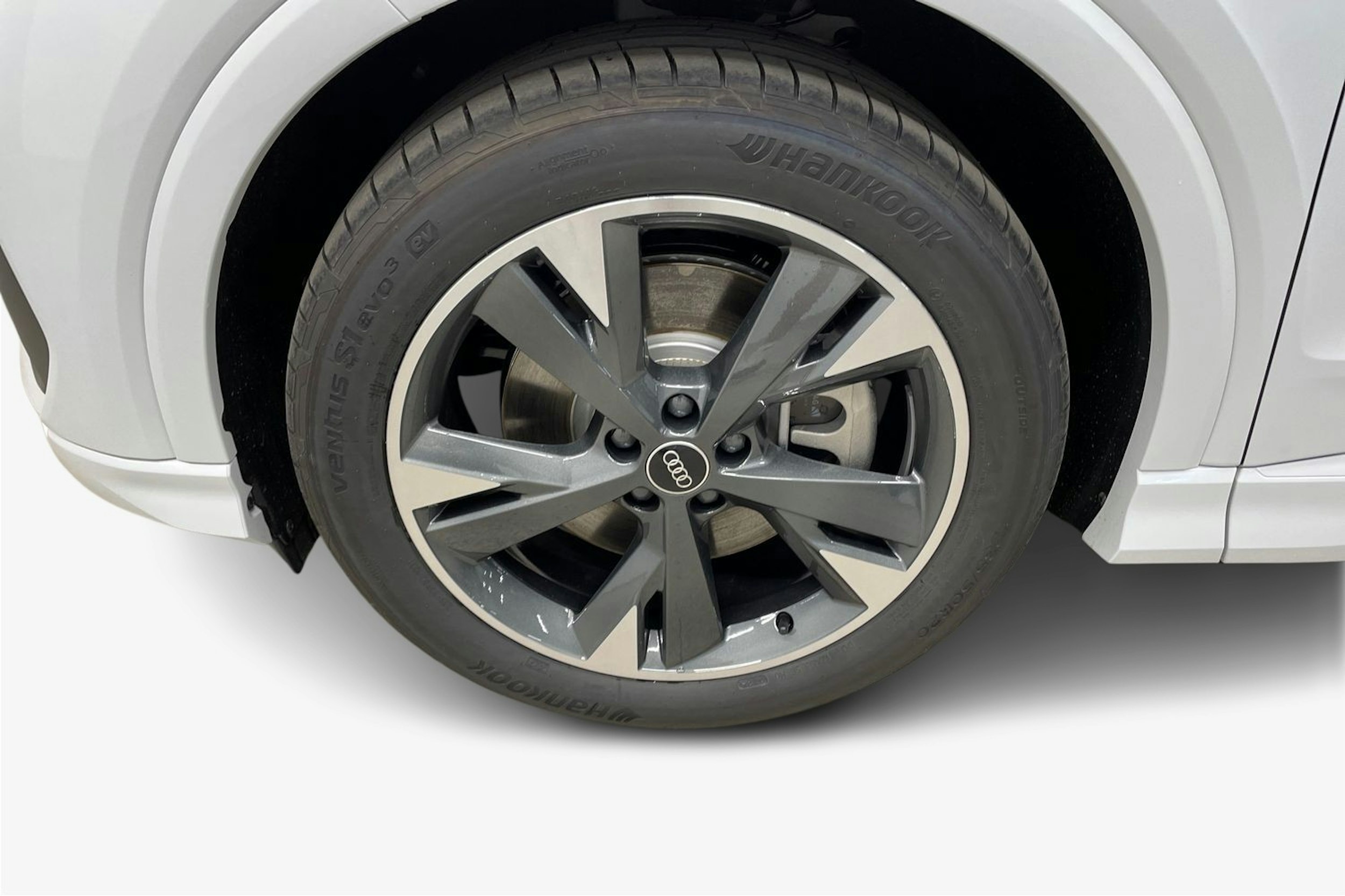 valkoinen Audi Q4 e-tron 2025 kuva 9.