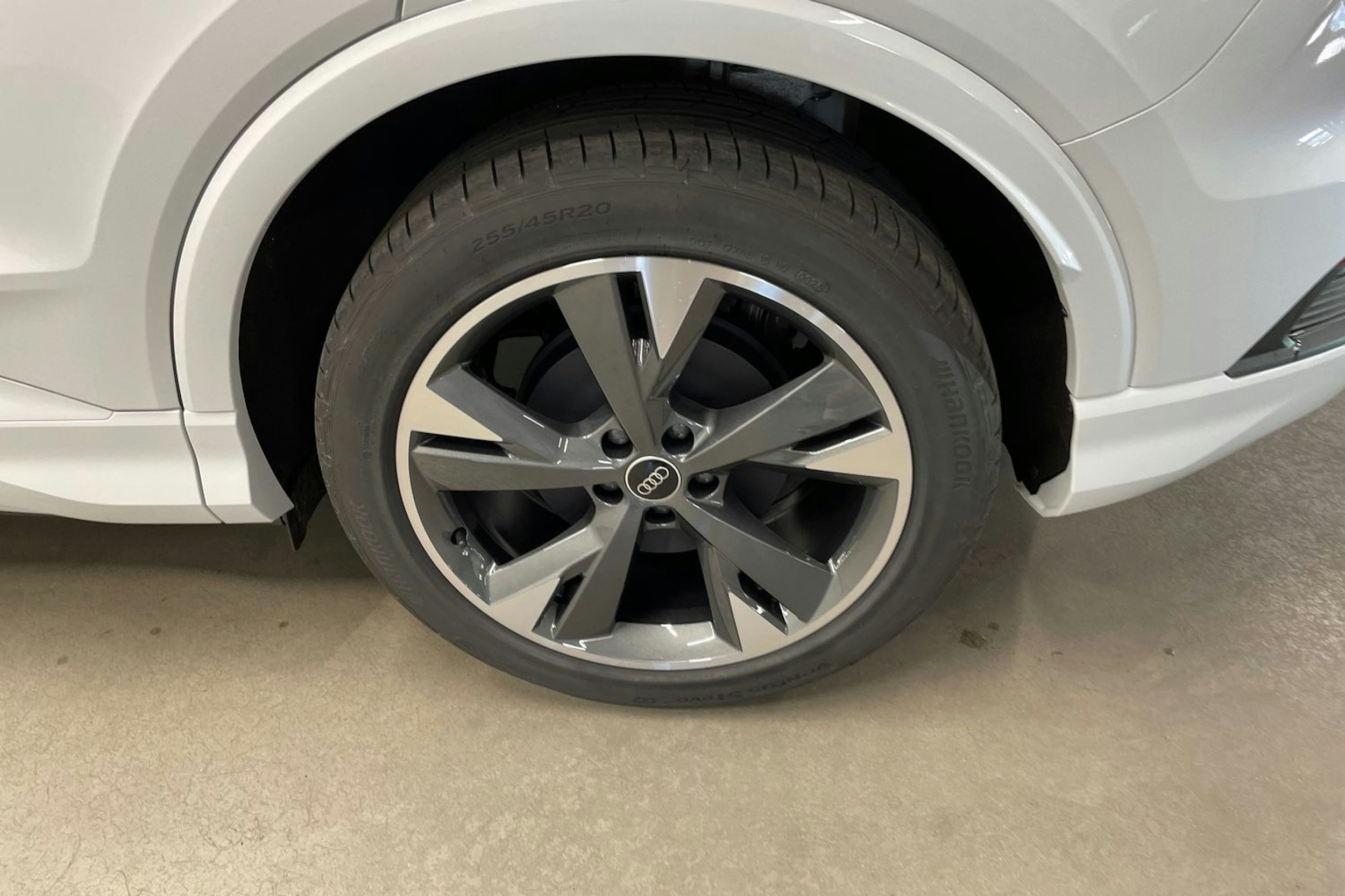 valkoinen Audi Q4 e-tron 2025 kuva 10.