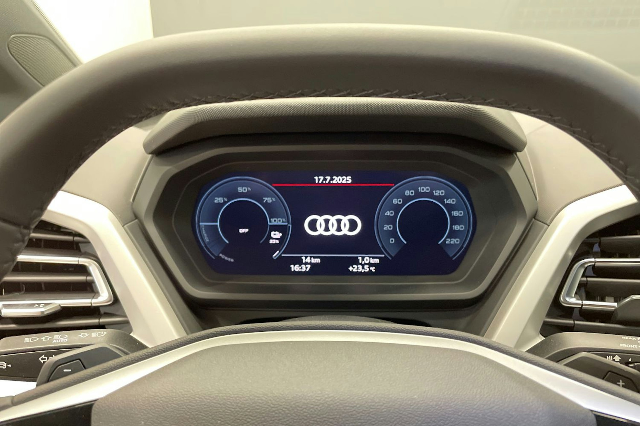 valkoinen Audi Q4 e-tron 2025 kuva 11.