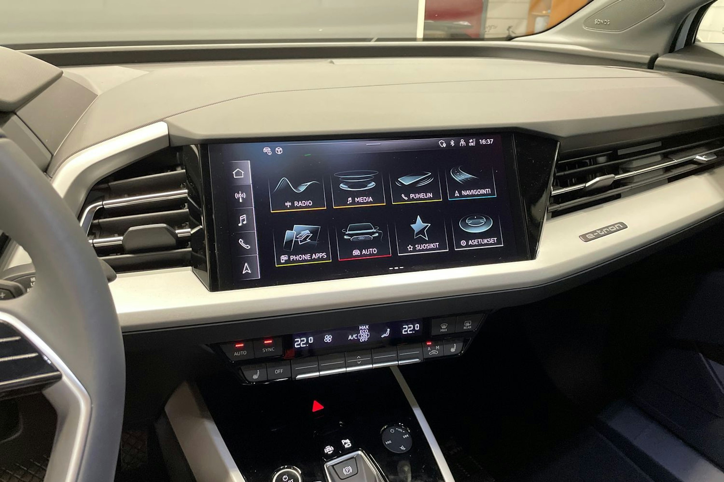 valkoinen Audi Q4 e-tron 2025 kuva 12.