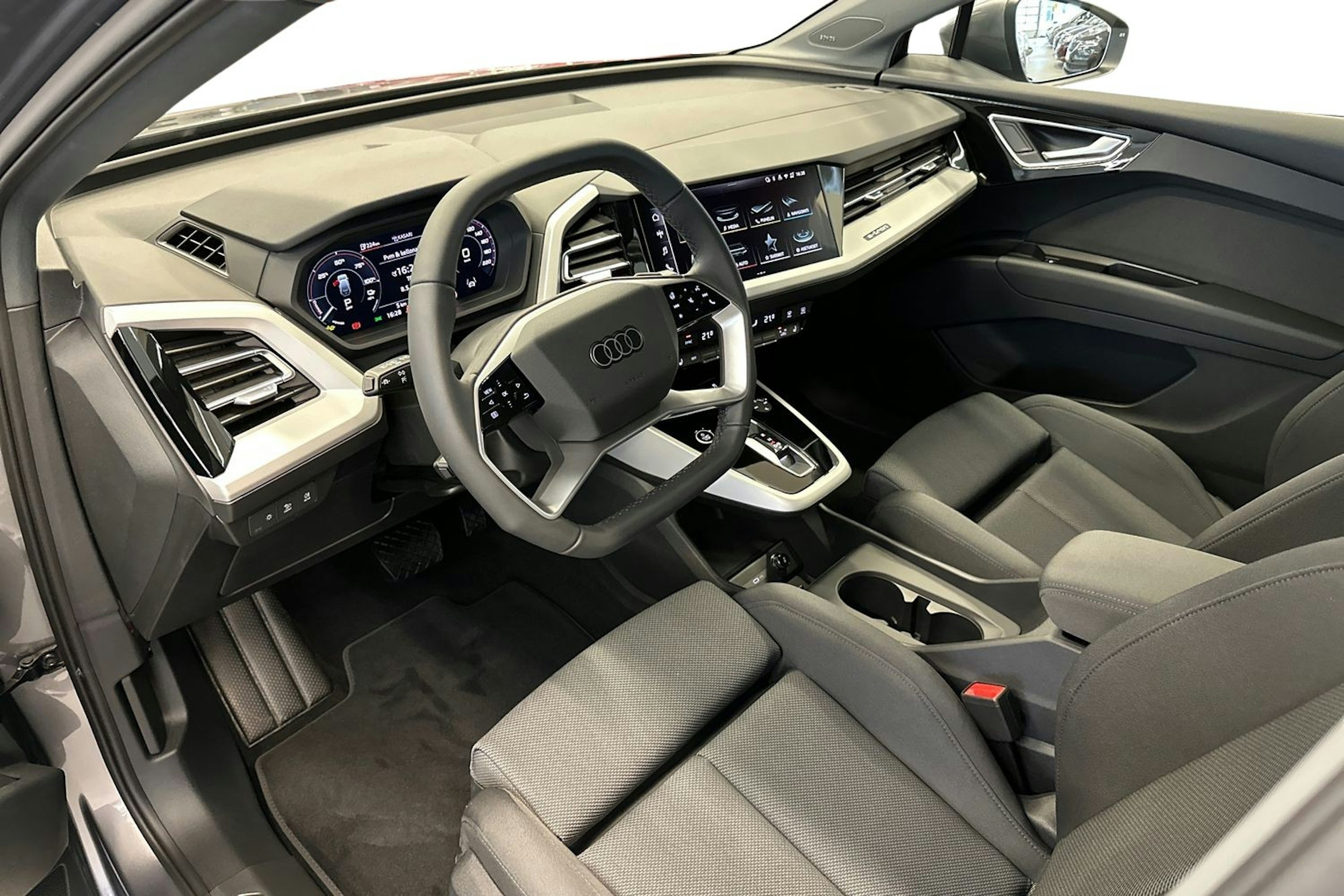 met. harmaa Audi Q4 e-tron 2025 kuva 6.
