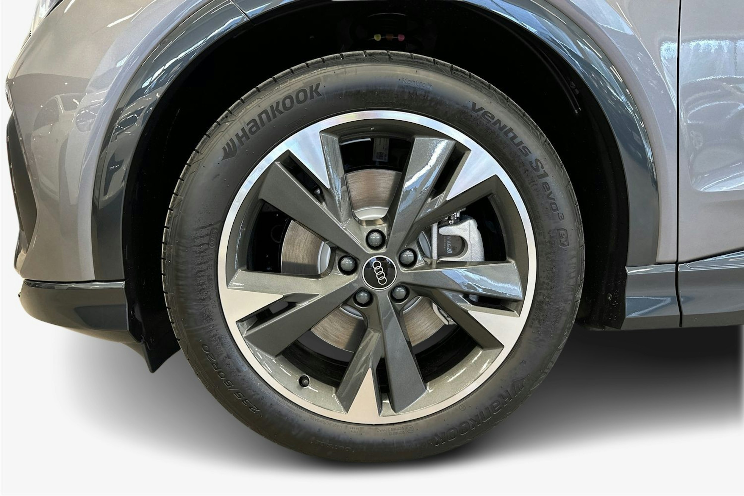 met. harmaa Audi Q4 e-tron 2025 kuva 9.