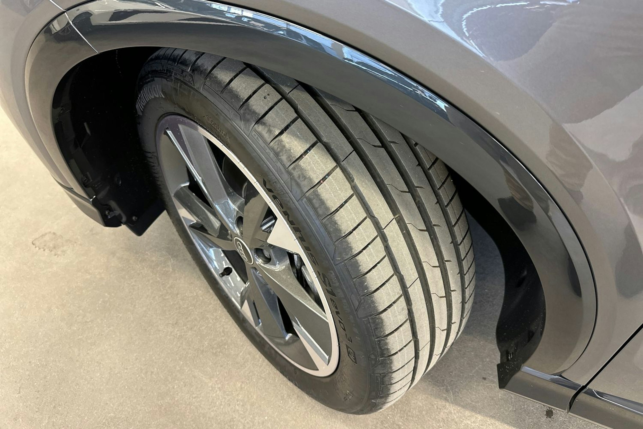 met. harmaa Audi Q4 e-tron 2025 kuva 10.