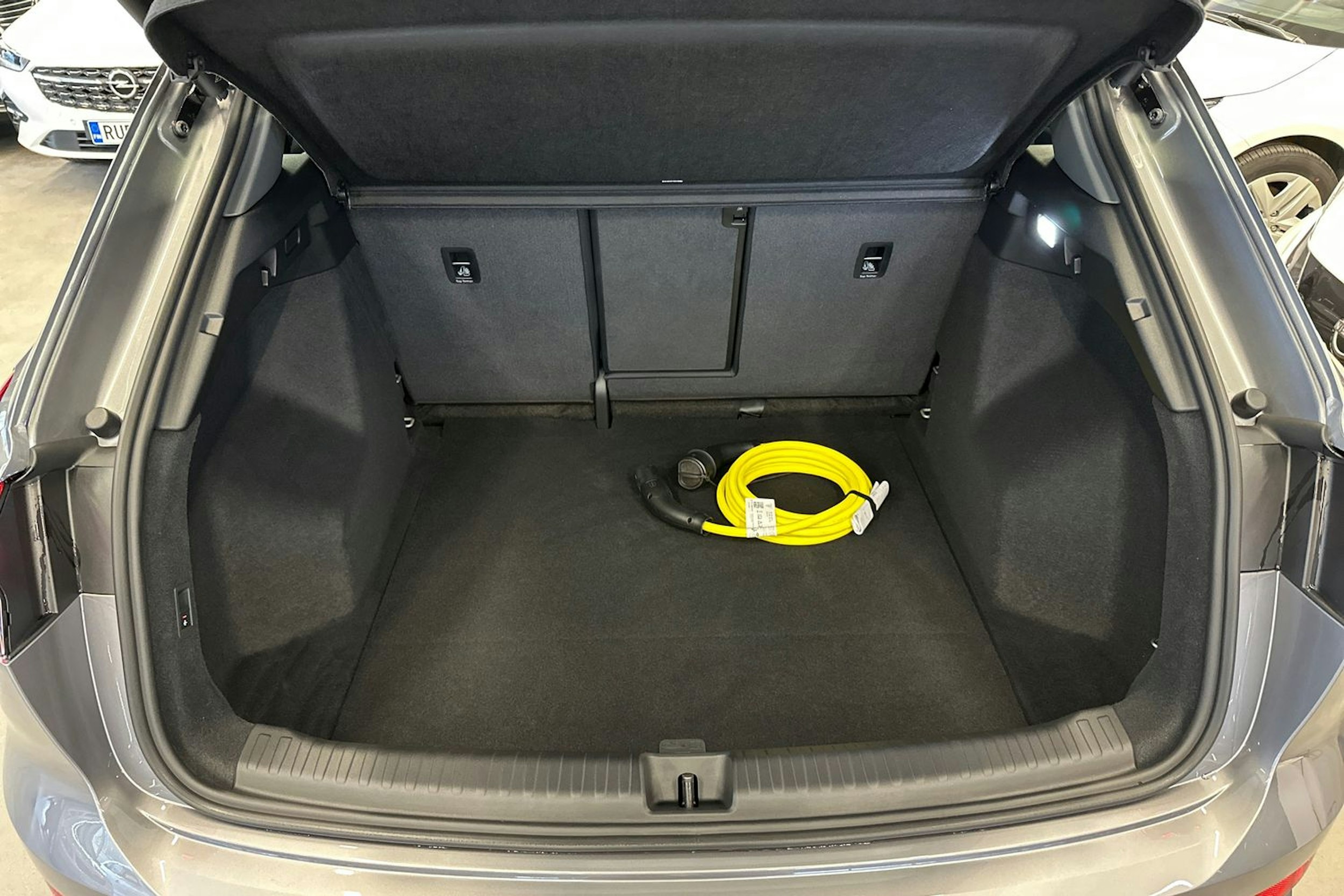 met. harmaa Audi Q4 e-tron 2025 kuva 11.