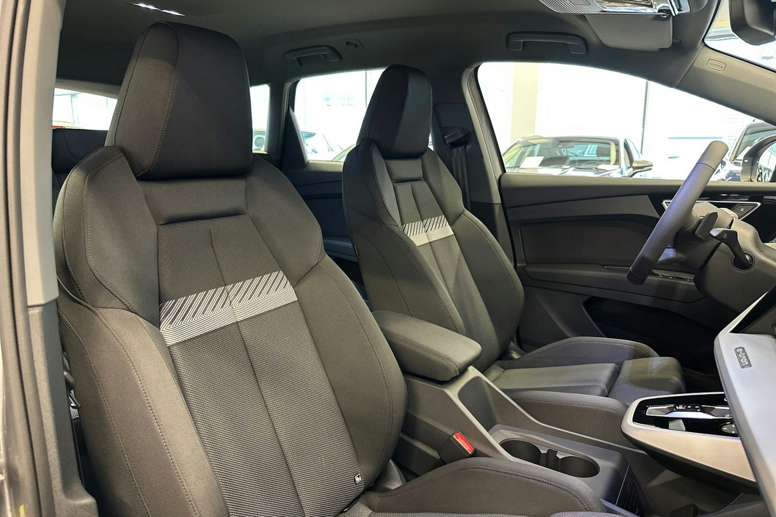 met. harmaa Audi Q4 e-tron 2025 kuva 13.