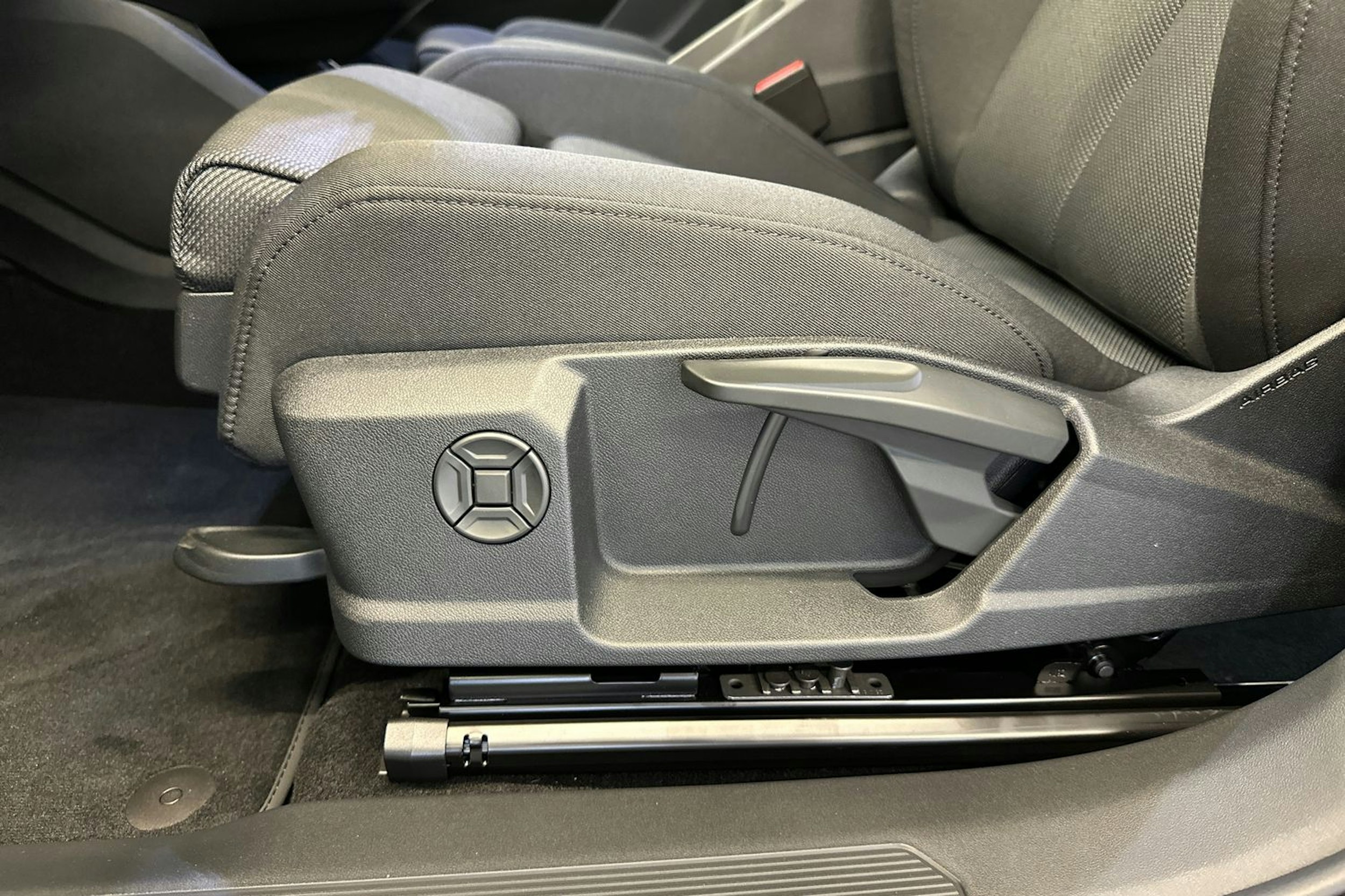 met. harmaa Audi Q4 e-tron 2025 kuva 14.