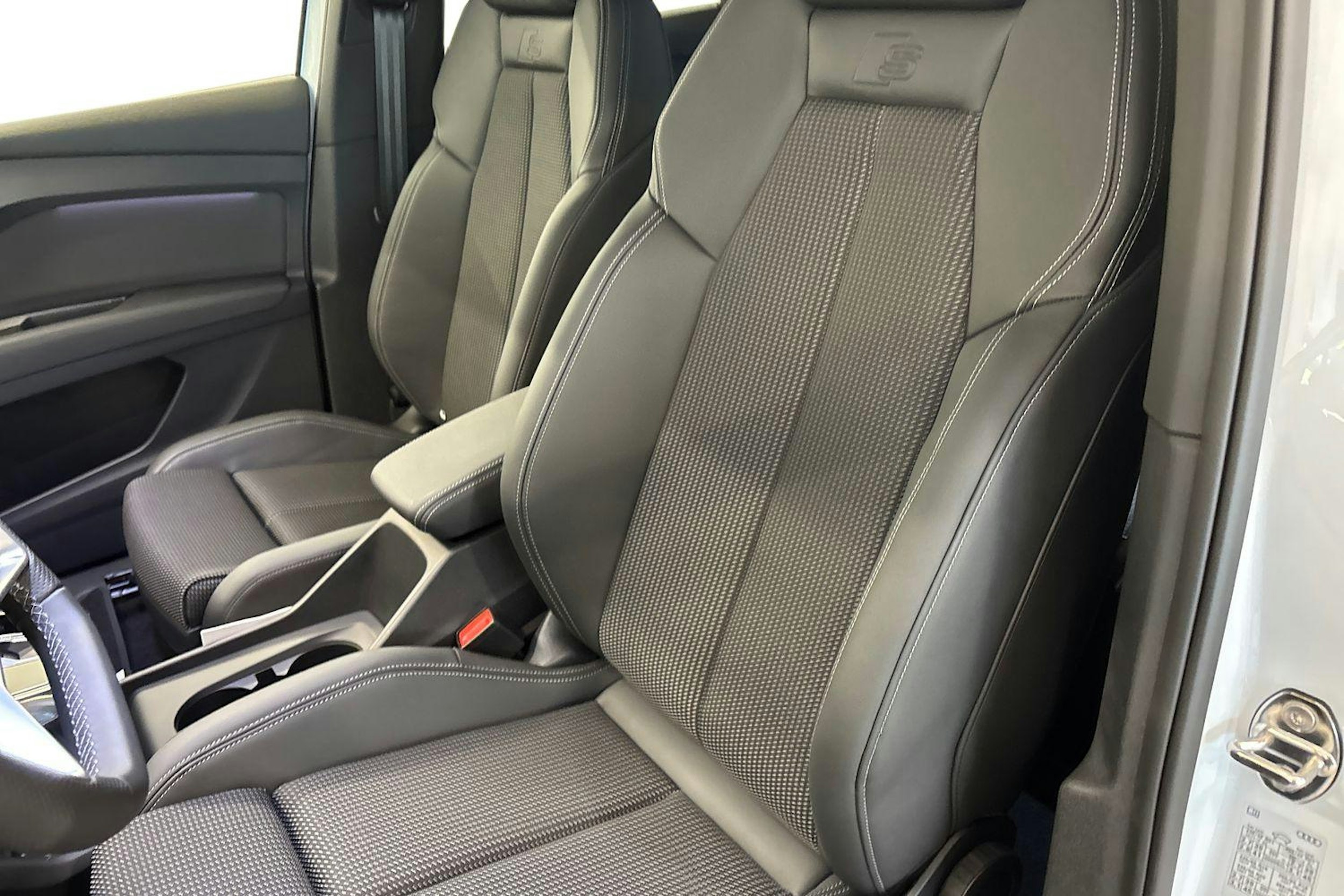 valkoinen Audi Q4 e-tron 2025 kuva 8.