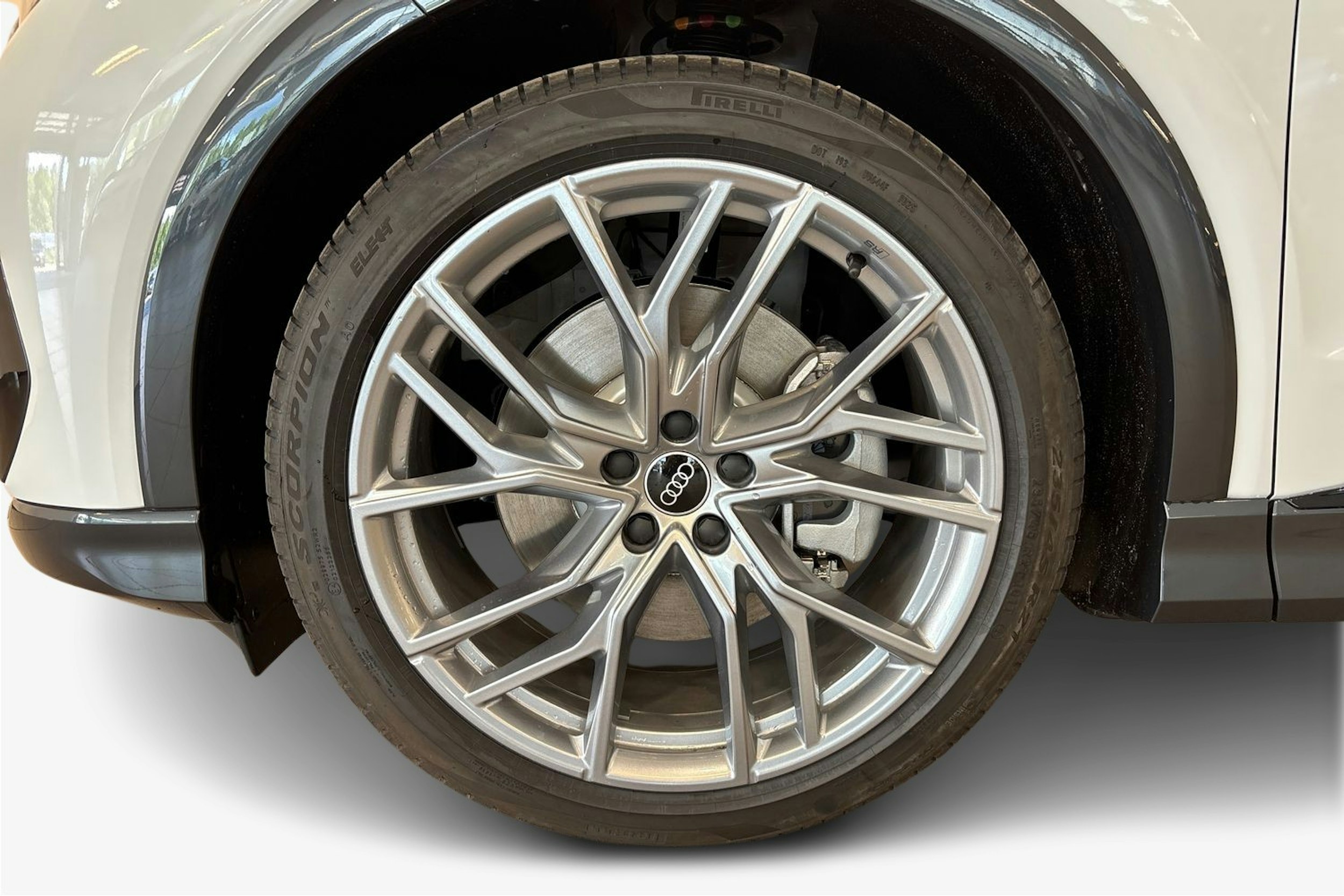 valkoinen Audi Q4 e-tron 2025 kuva 9.