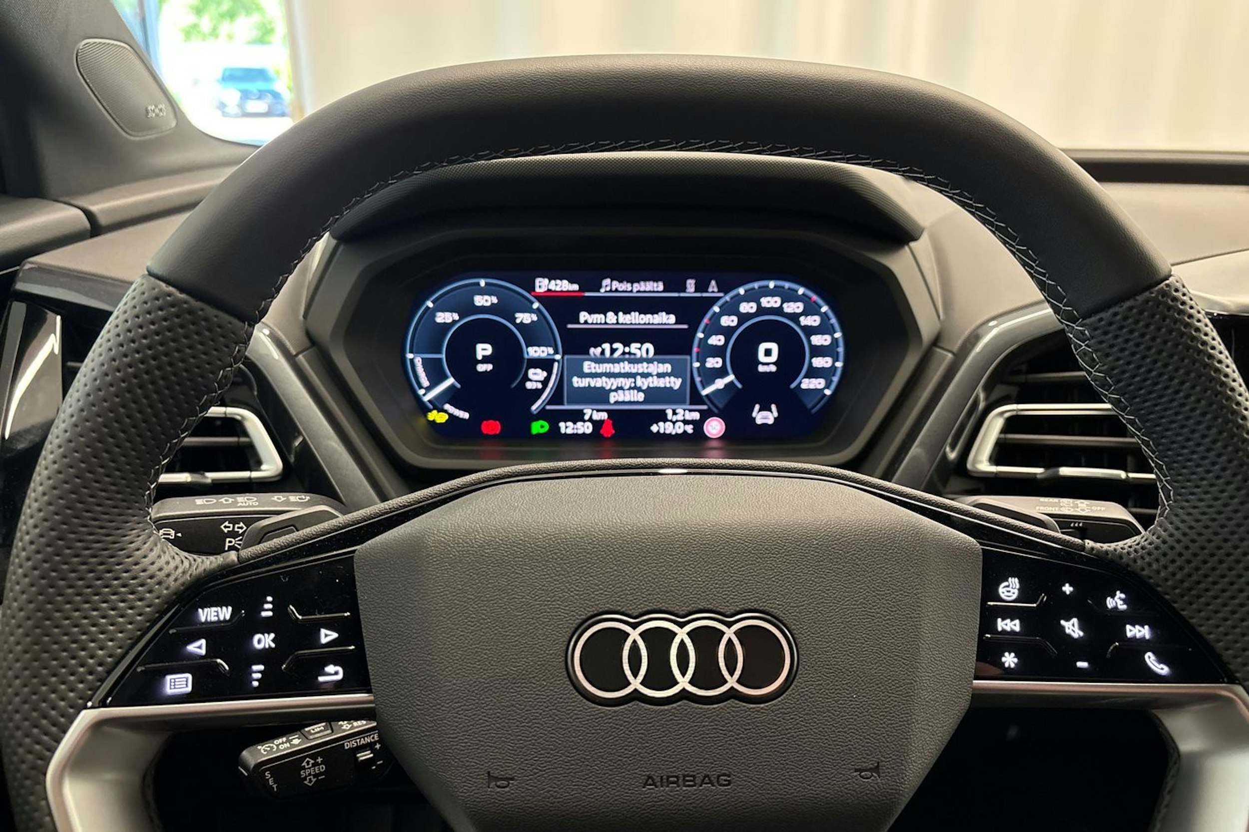 valkoinen Audi Q4 e-tron 2025 kuva 11.