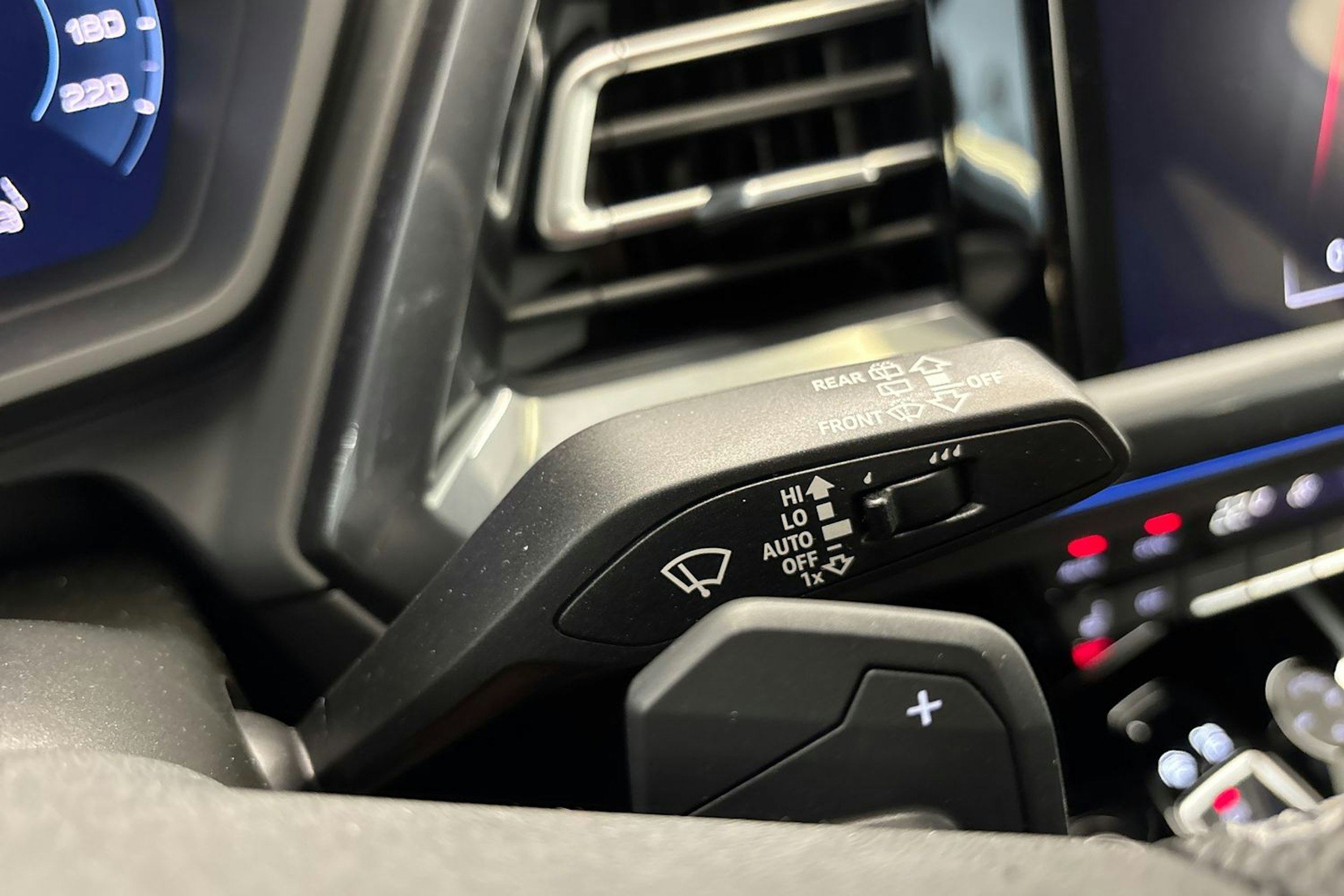 valkoinen Audi Q4 e-tron 2025 kuva 12.
