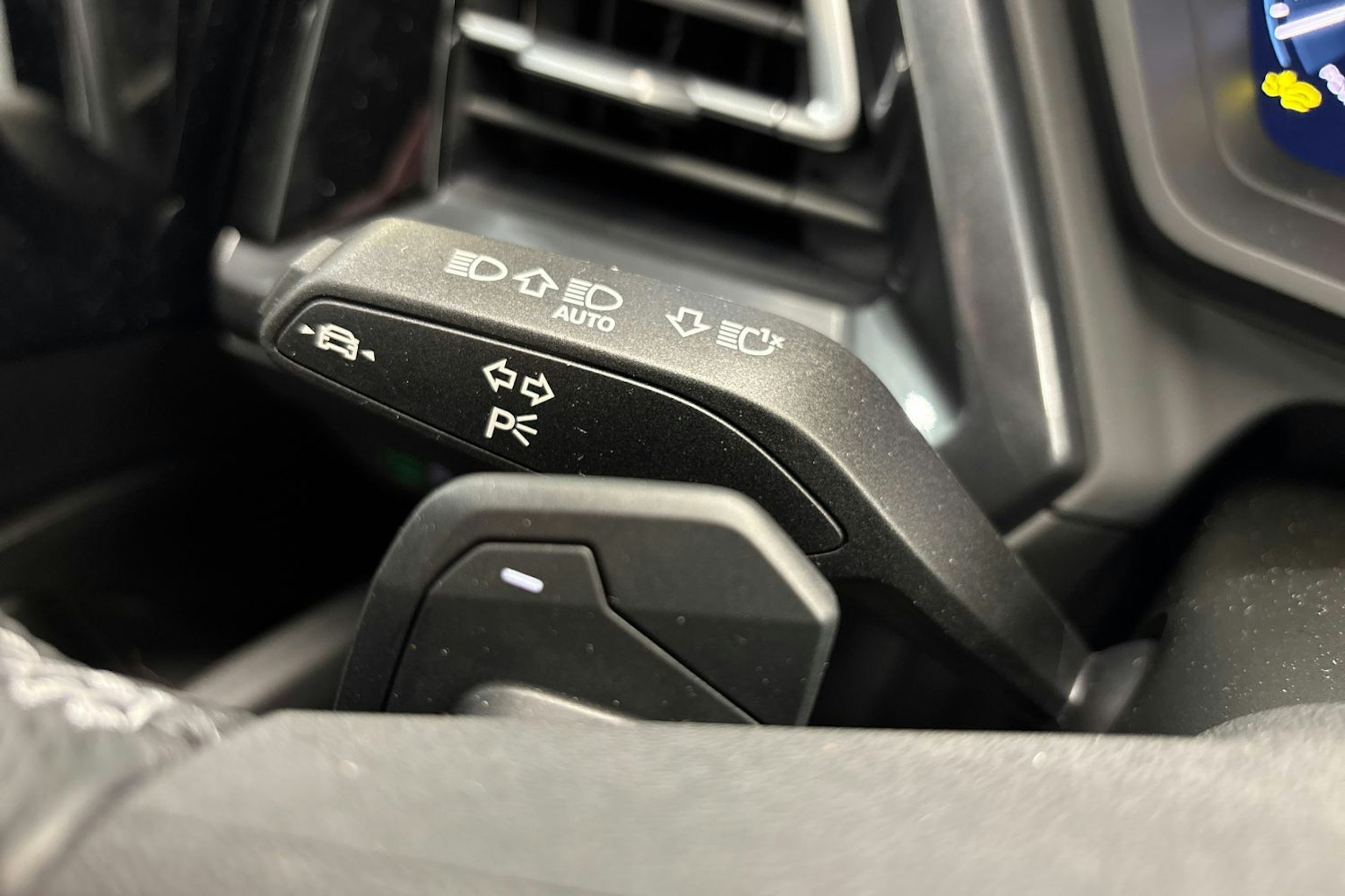 valkoinen Audi Q4 e-tron 2025 kuva 13.