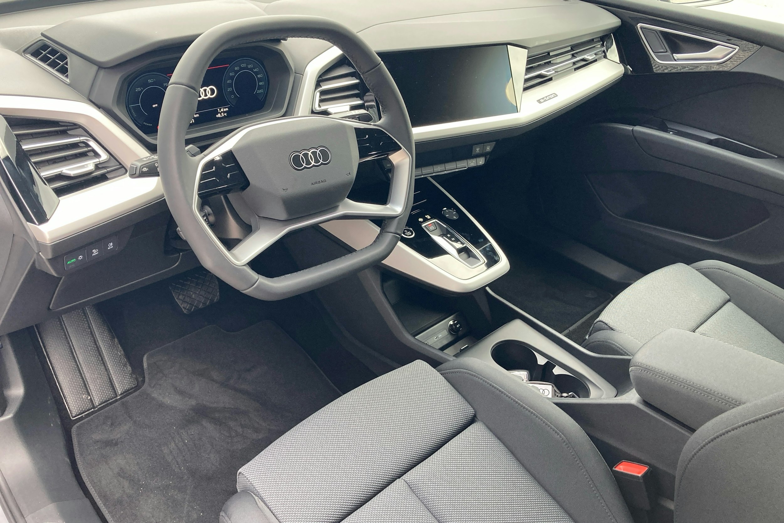 harmaa Audi Q4 e-tron 2025 kuva 6.
