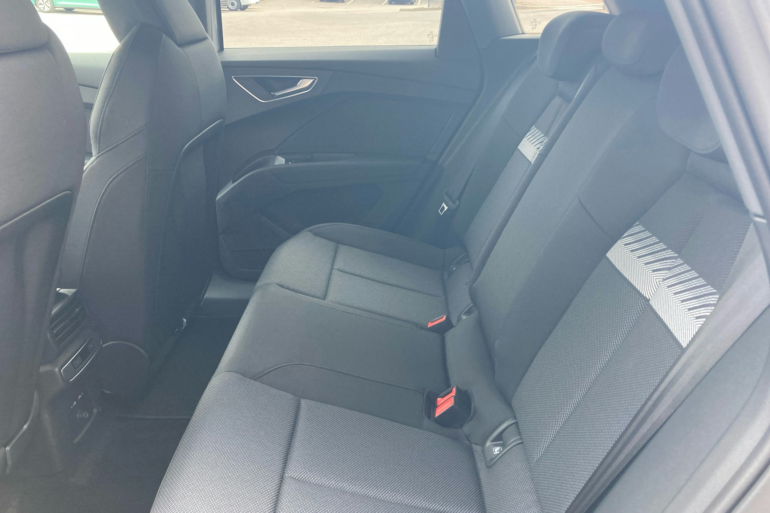 harmaa Audi Q4 e-tron 2025 kuva 8.