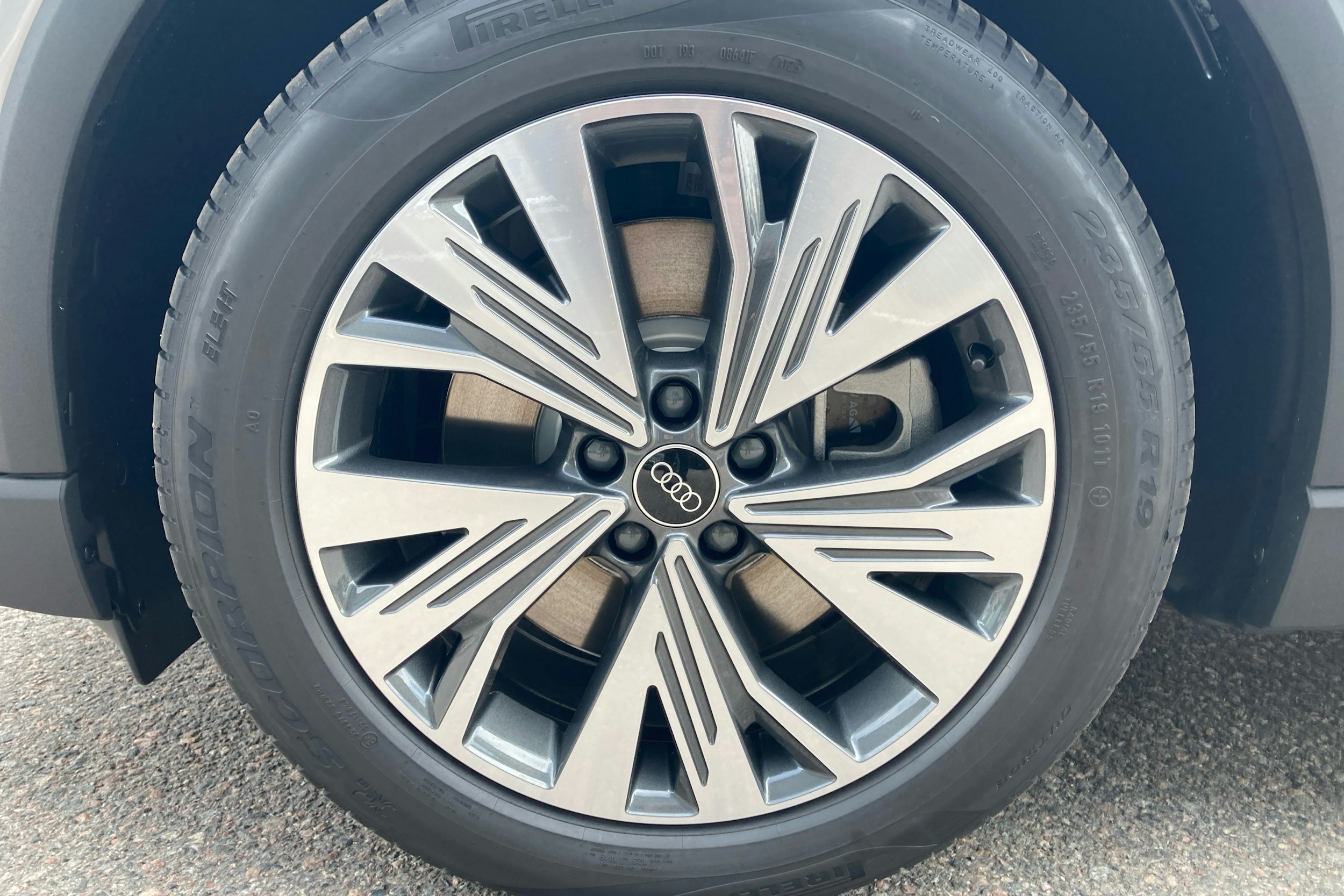 harmaa Audi Q4 e-tron 2025 kuva 9.