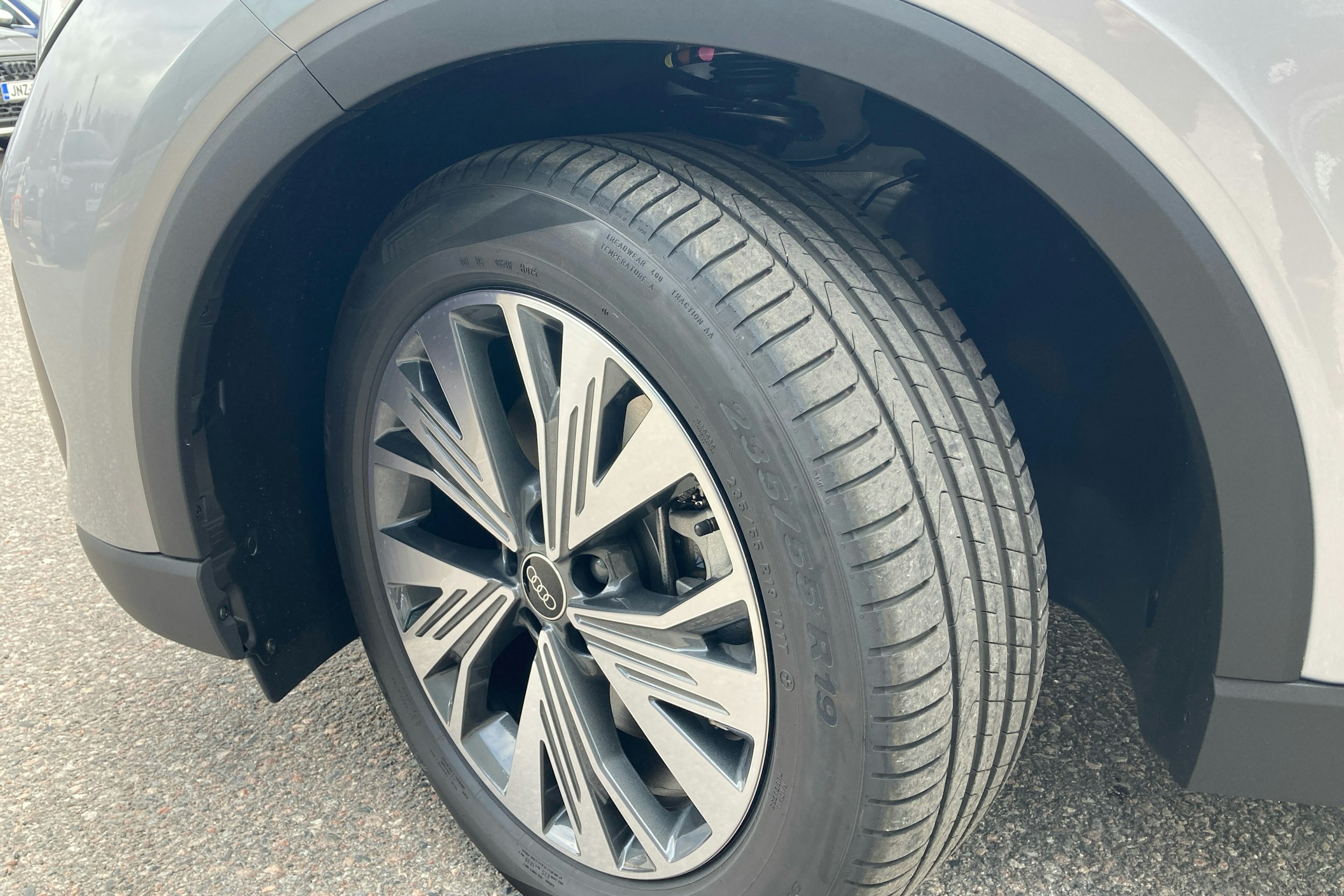 harmaa Audi Q4 e-tron 2025 kuva 10.