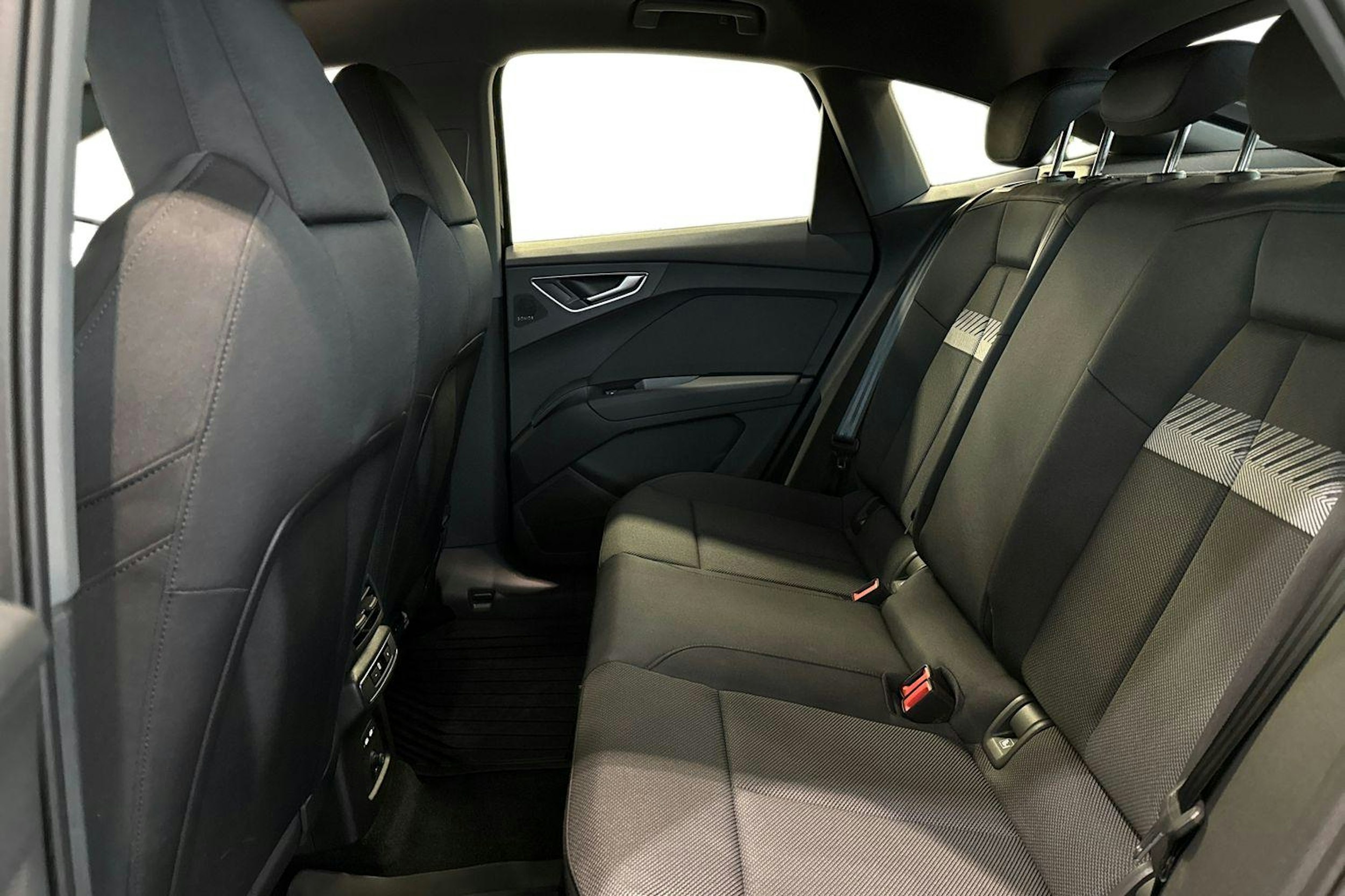 met. musta Audi Q4 e-tron 2025 kuva 8.