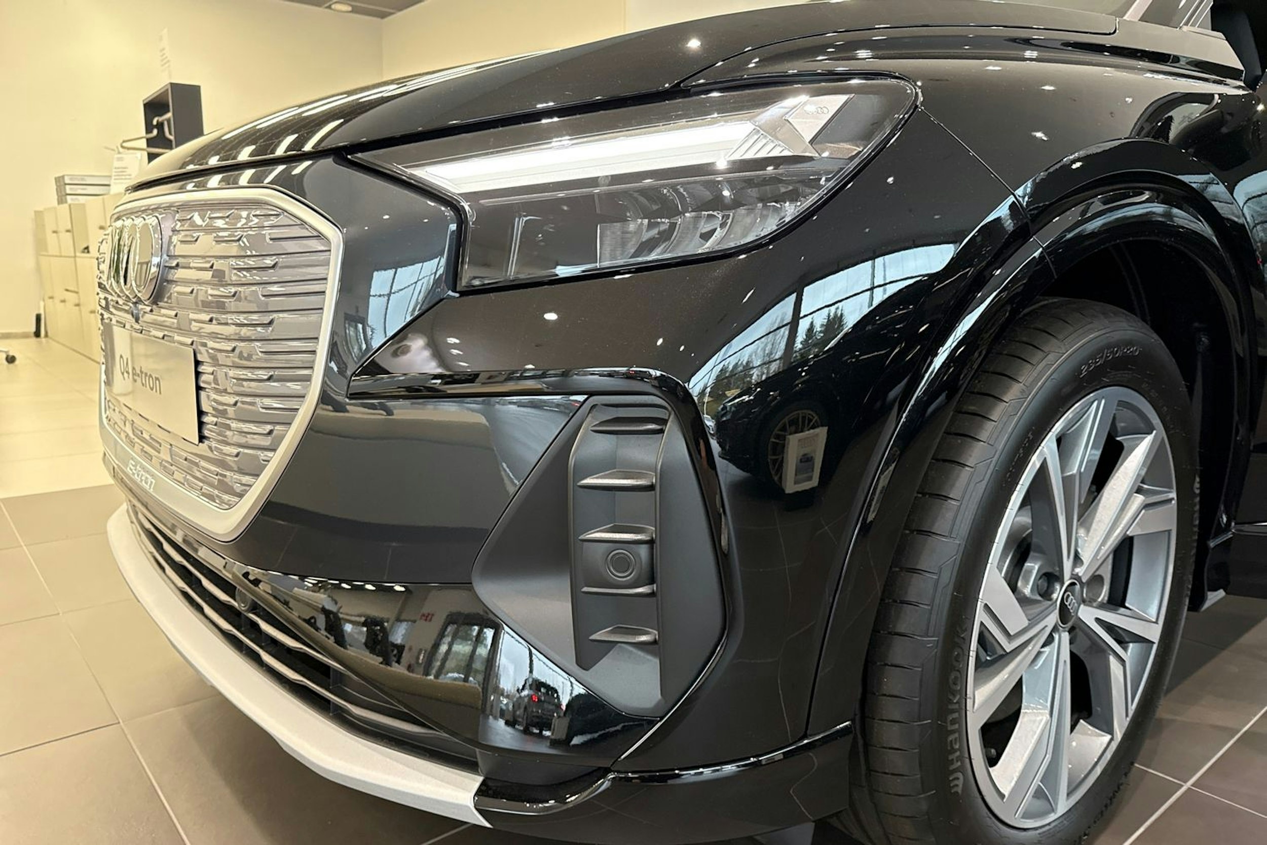 met. musta Audi Q4 e-tron 2025 kuva 10.