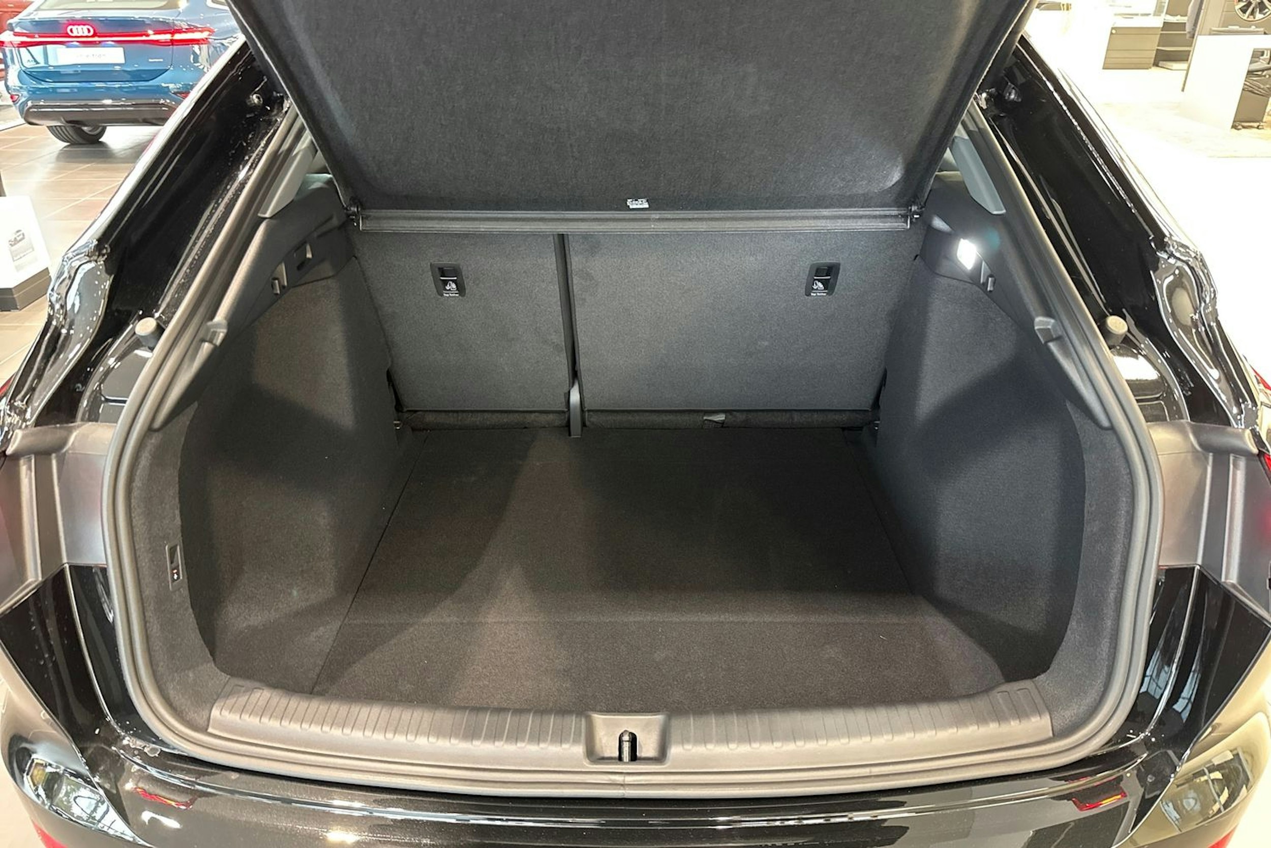 met. musta Audi Q4 e-tron 2025 kuva 13.