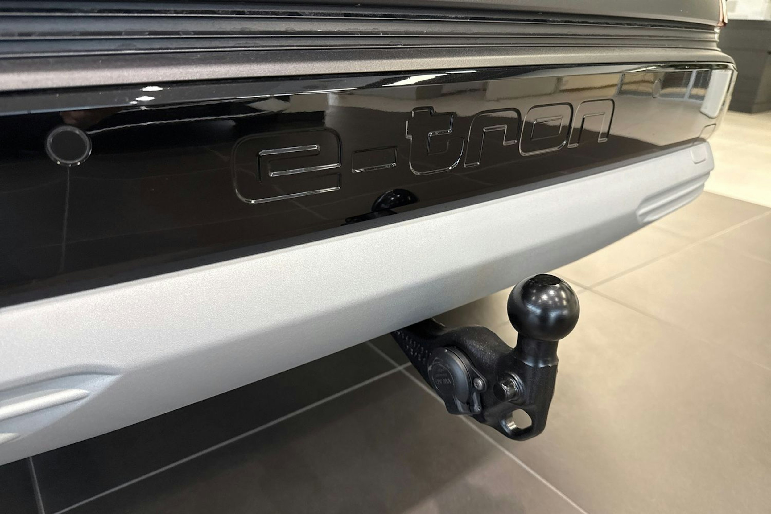 met. musta Audi Q4 e-tron 2025 kuva 15.