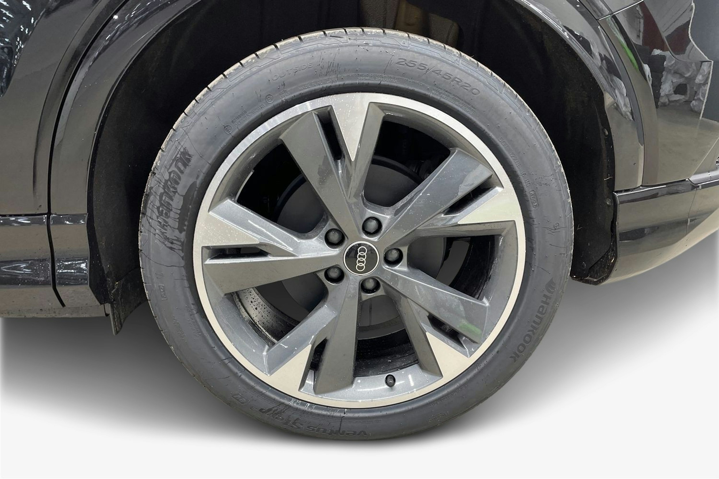 musta Audi Q4 e-tron 2025 kuva 11.