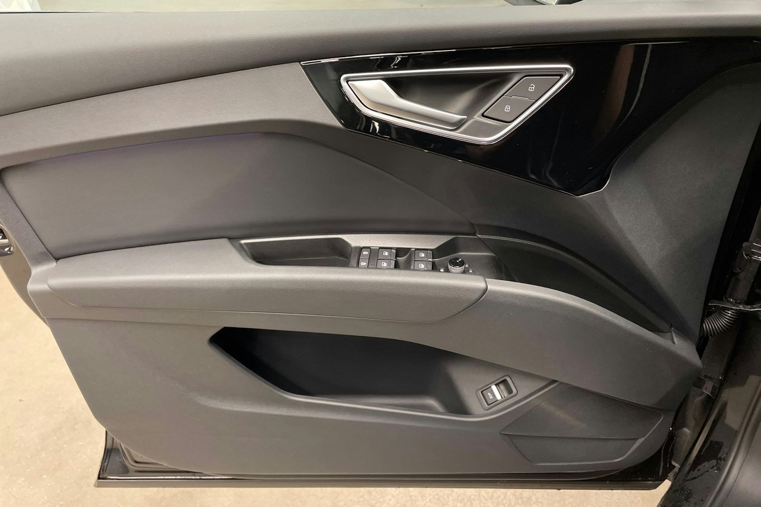 musta Audi Q4 e-tron 2025 kuva 18.