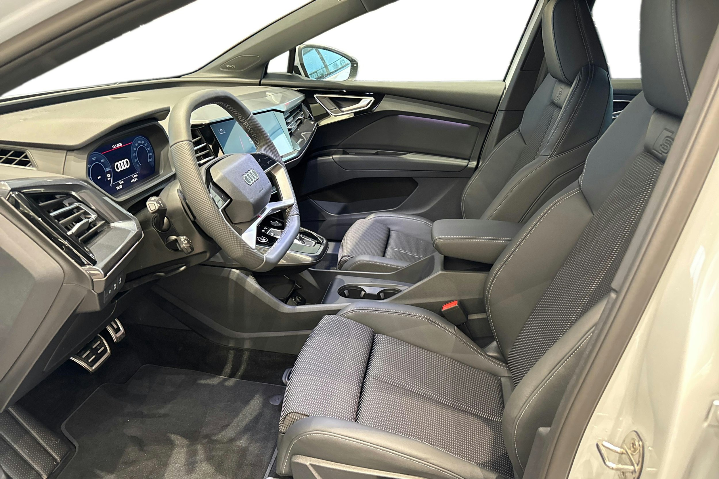 valkoinen Audi Q4 e-tron 2025 kuva 6.