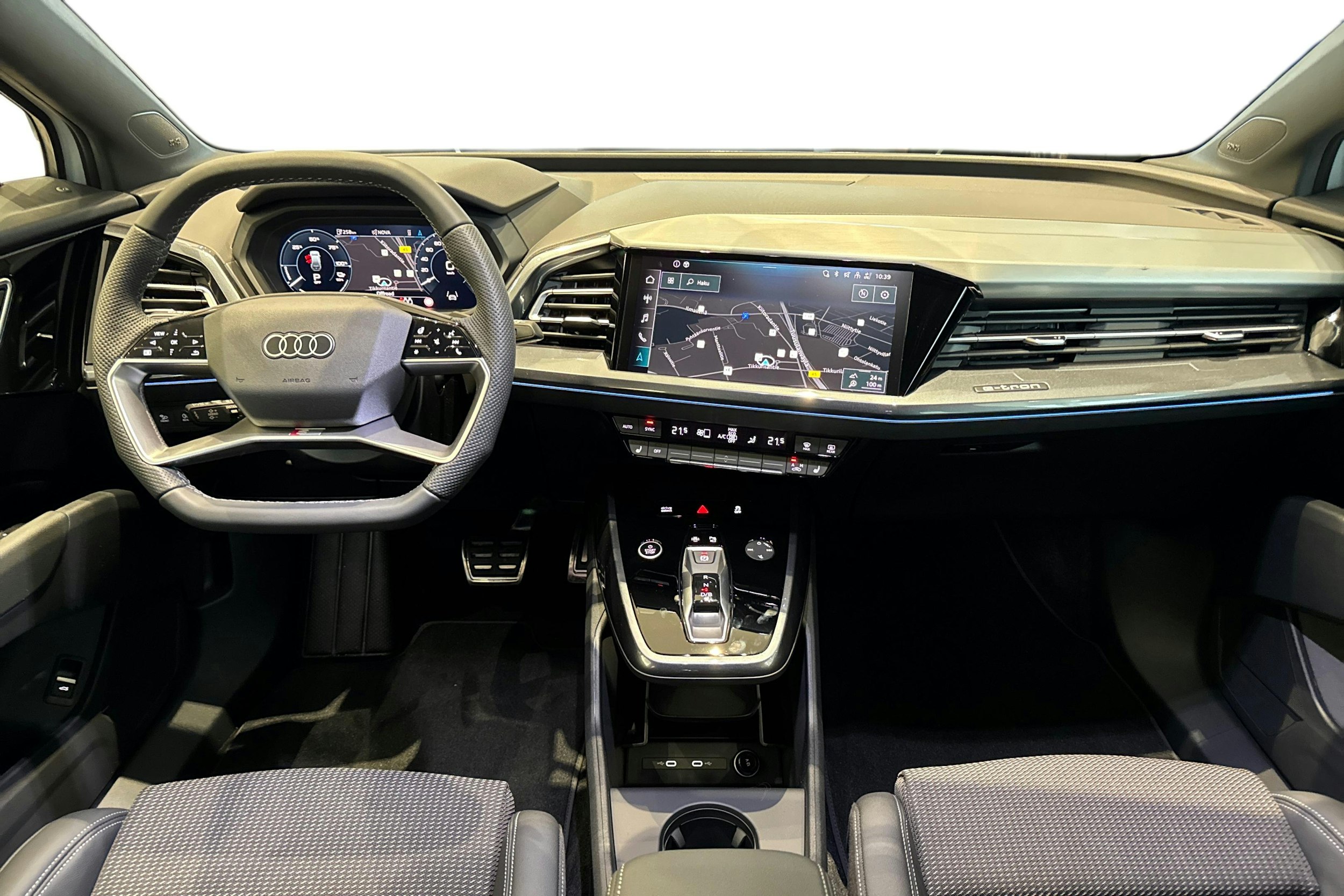 valkoinen Audi Q4 e-tron 2025 kuva 7.
