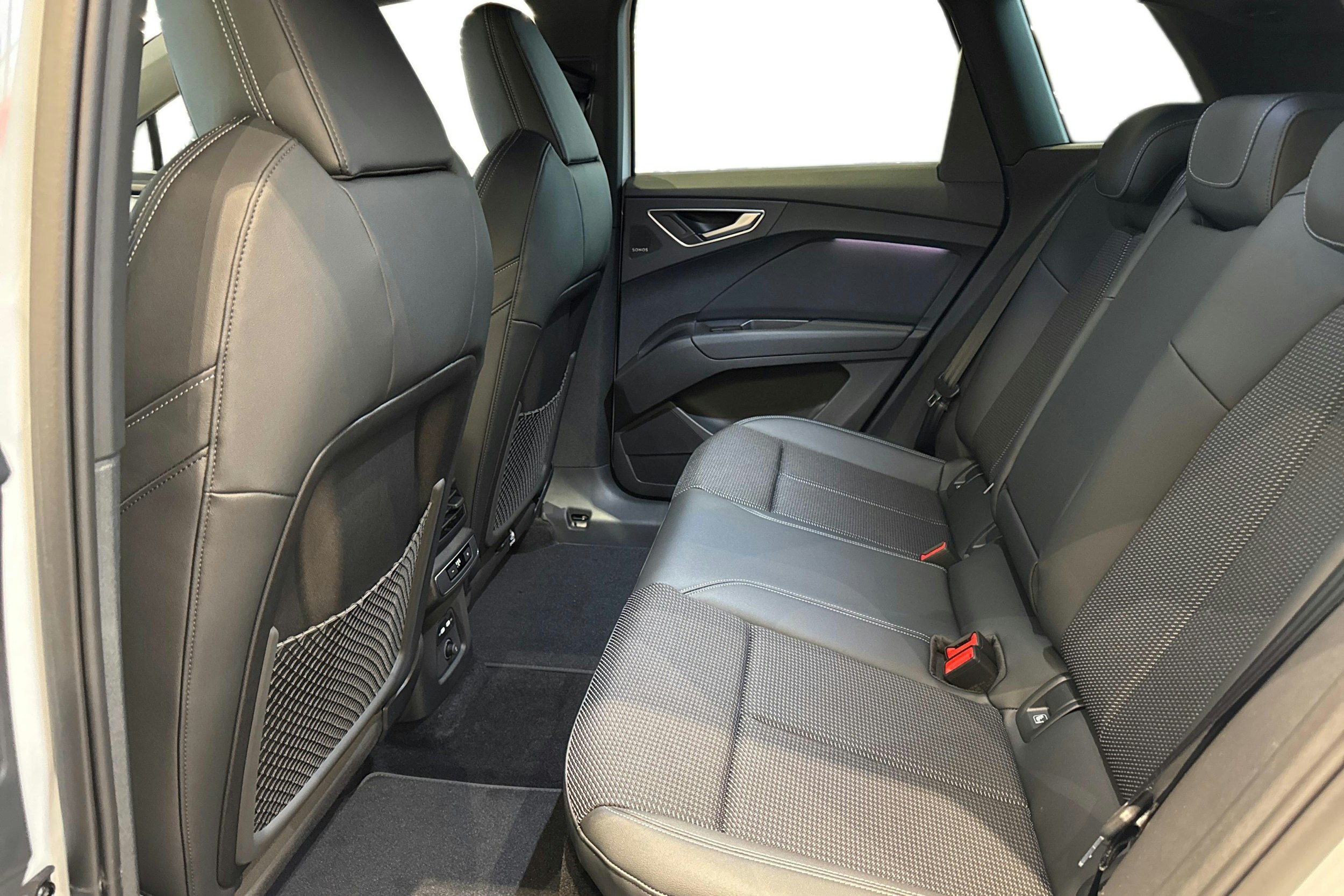 valkoinen Audi Q4 e-tron 2025 kuva 8.