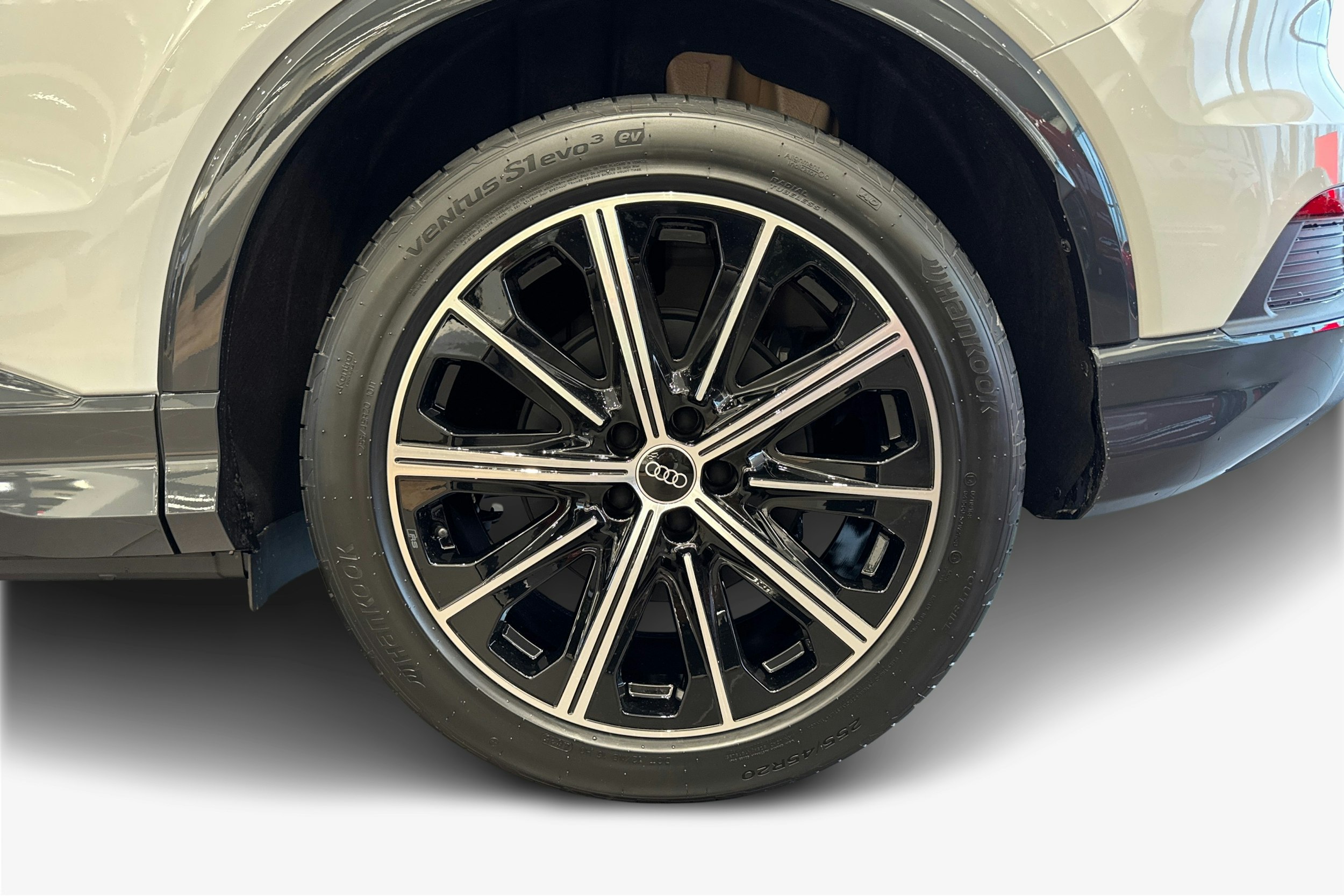 valkoinen Audi Q4 e-tron 2025 kuva 9.