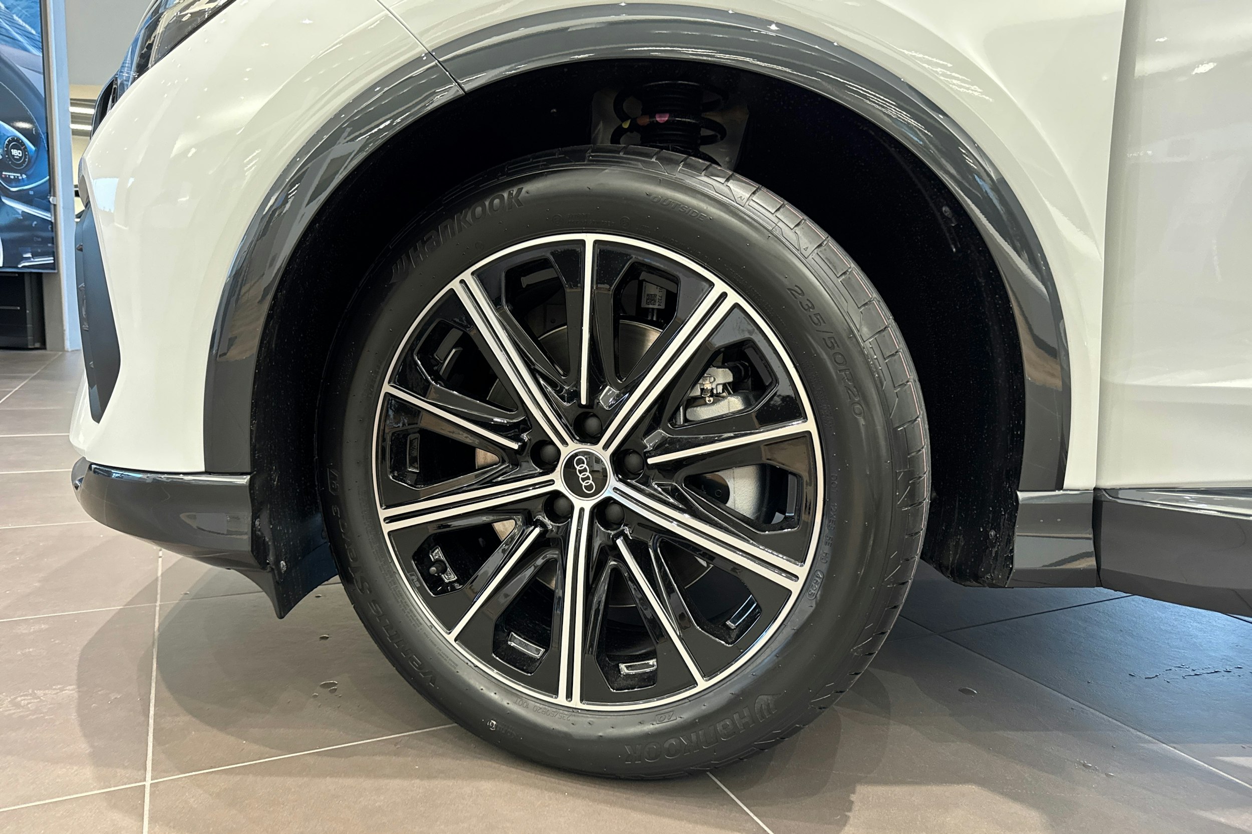 valkoinen Audi Q4 e-tron 2025 kuva 10.