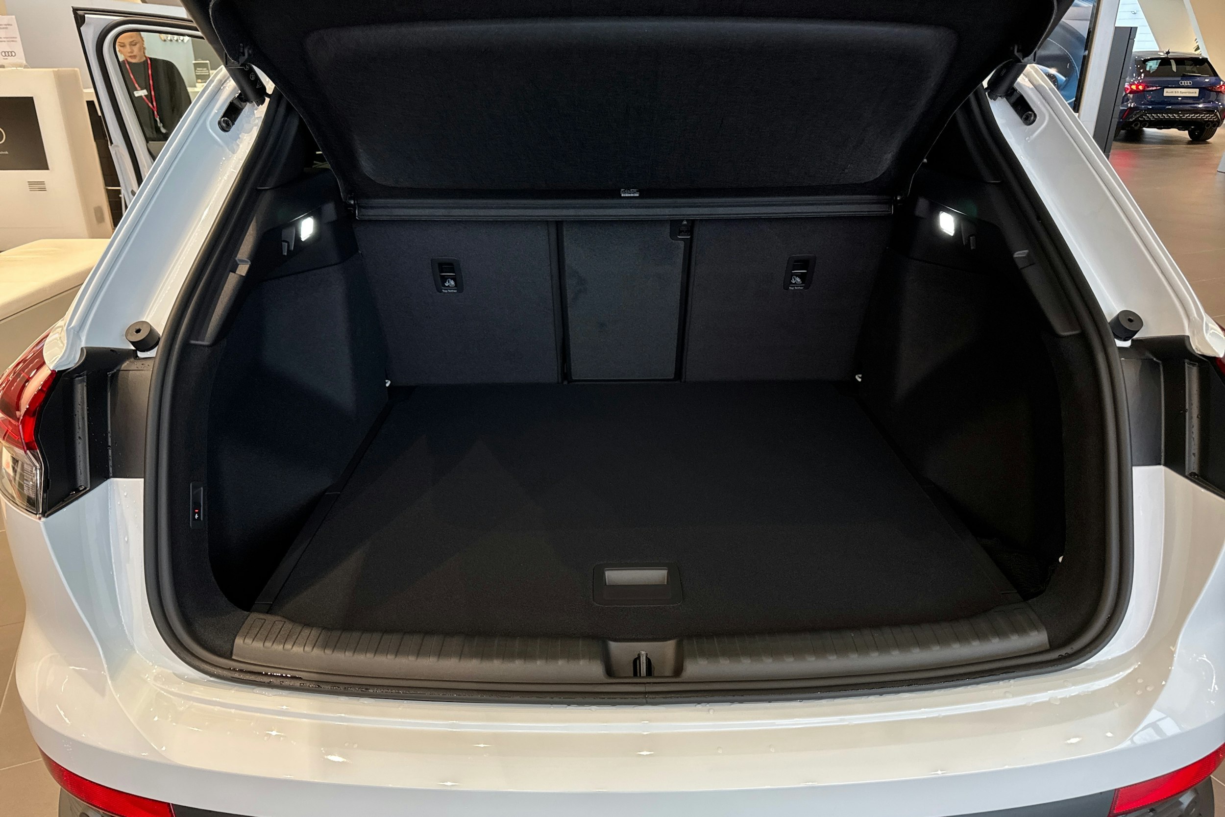 valkoinen Audi Q4 e-tron 2025 kuva 11.