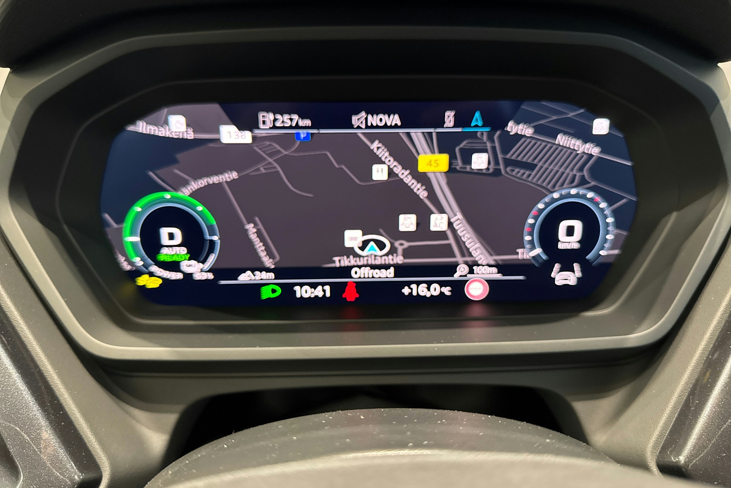 valkoinen Audi Q4 e-tron 2025 kuva 13.