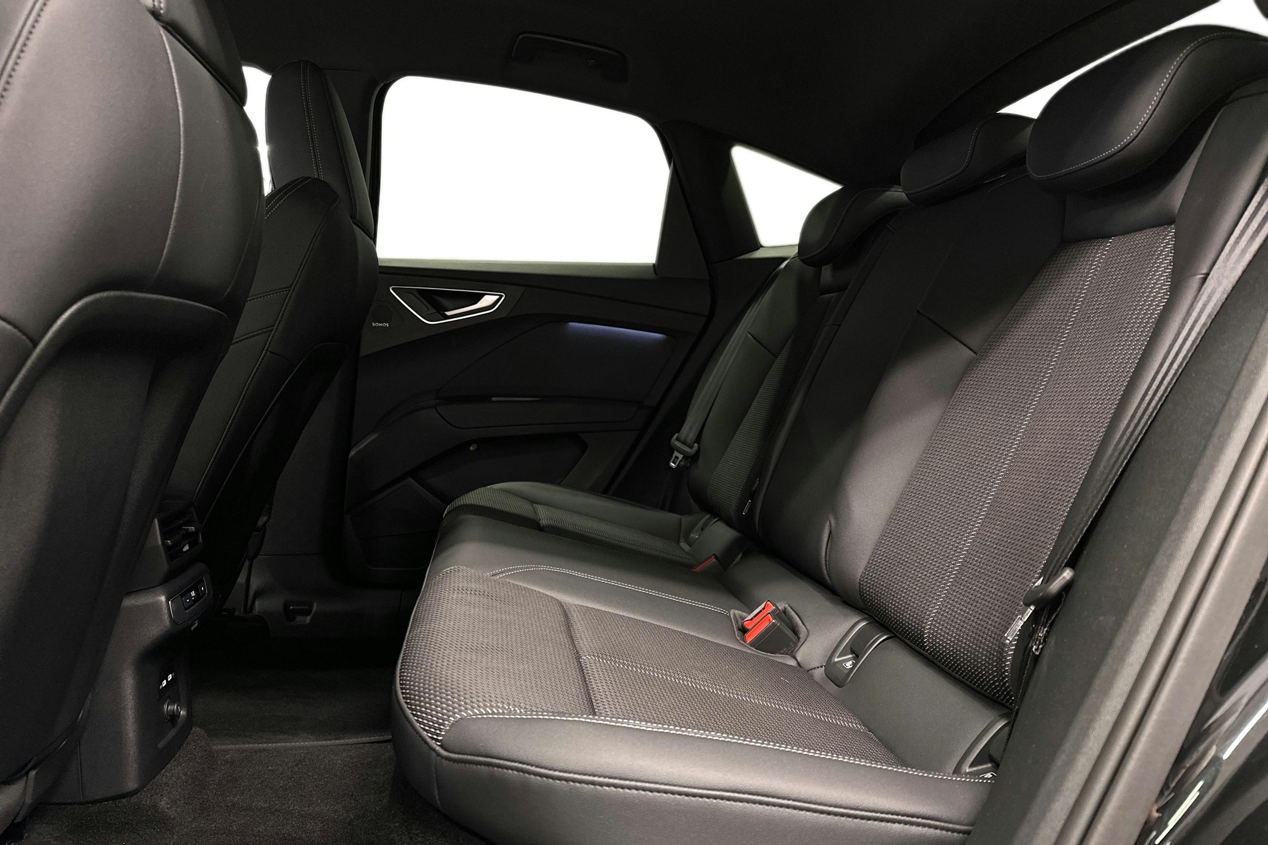 musta Audi Q4 e-tron 2025 kuva 10.