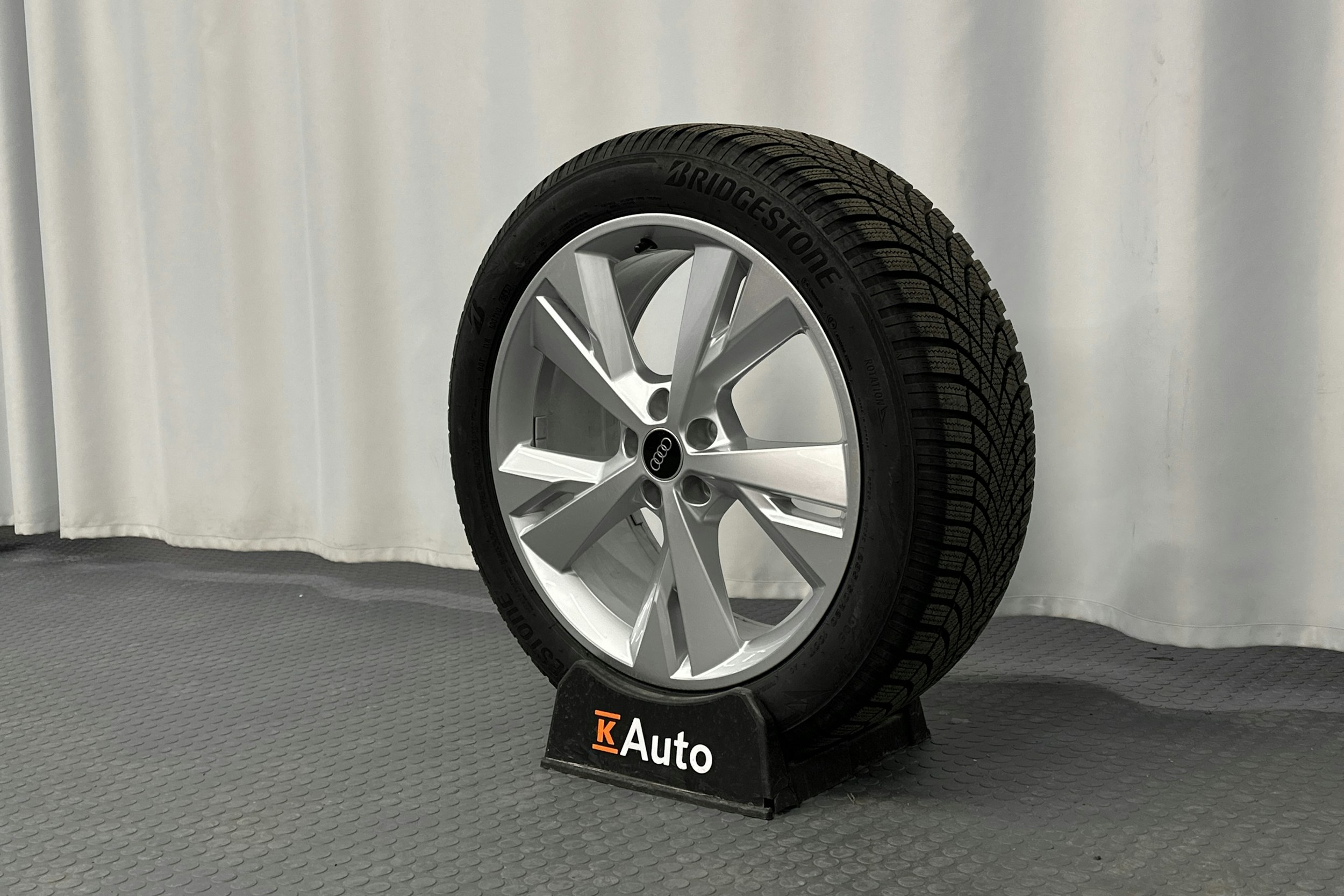 musta Audi Q4 e-tron 2025 kuva 13.