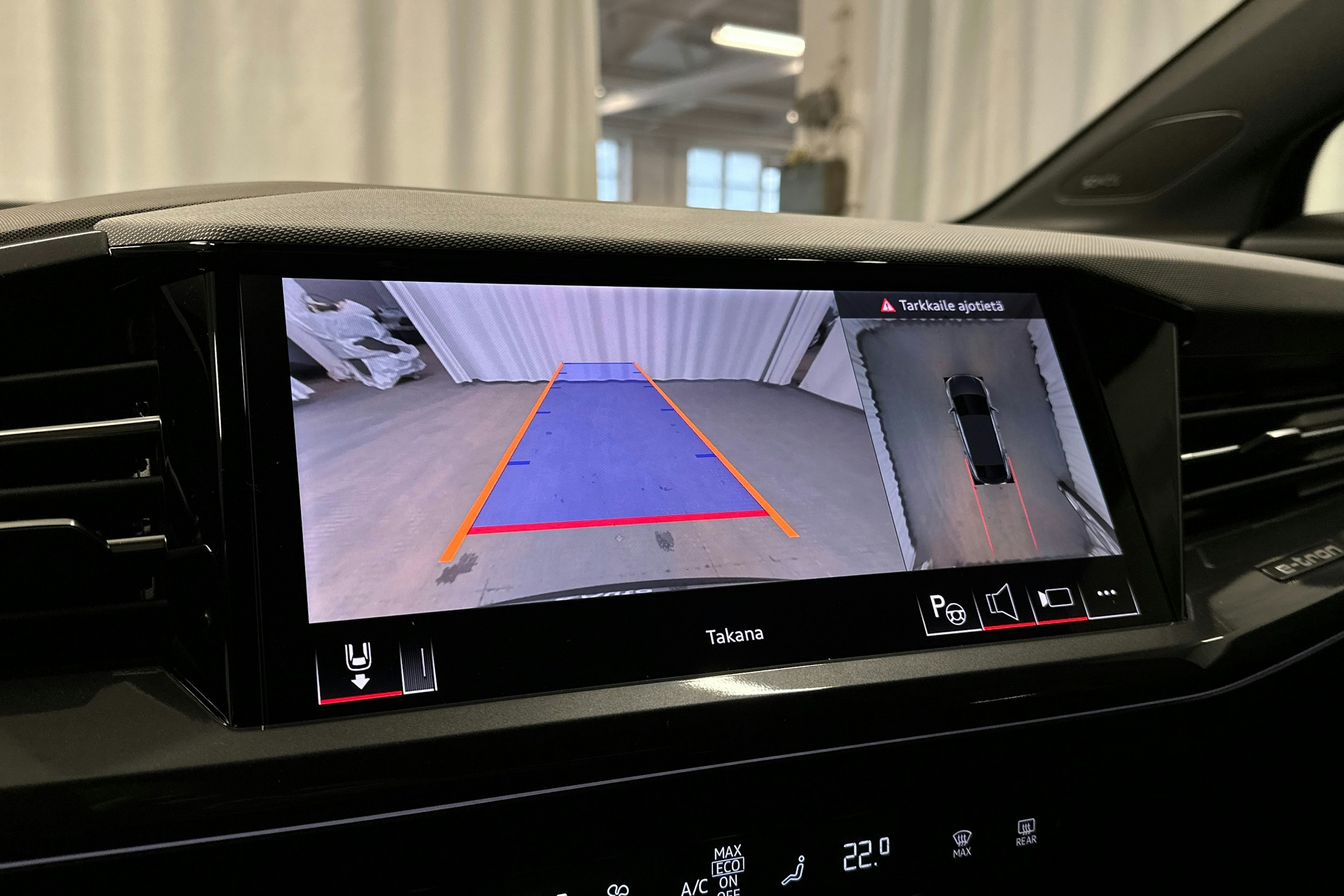 musta Audi Q4 e-tron 2025 kuva 18.