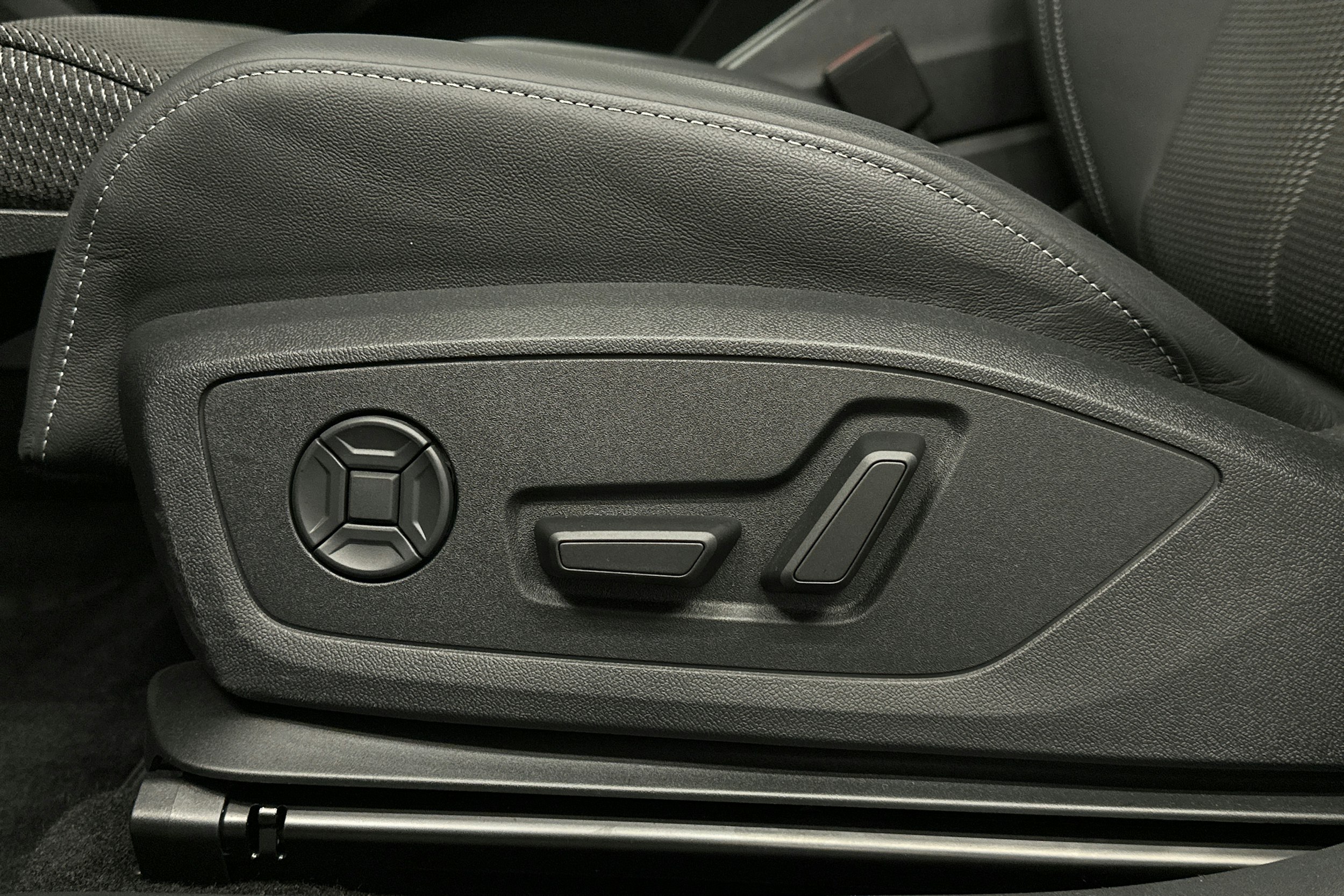 musta Audi Q4 e-tron 2025 kuva 27.