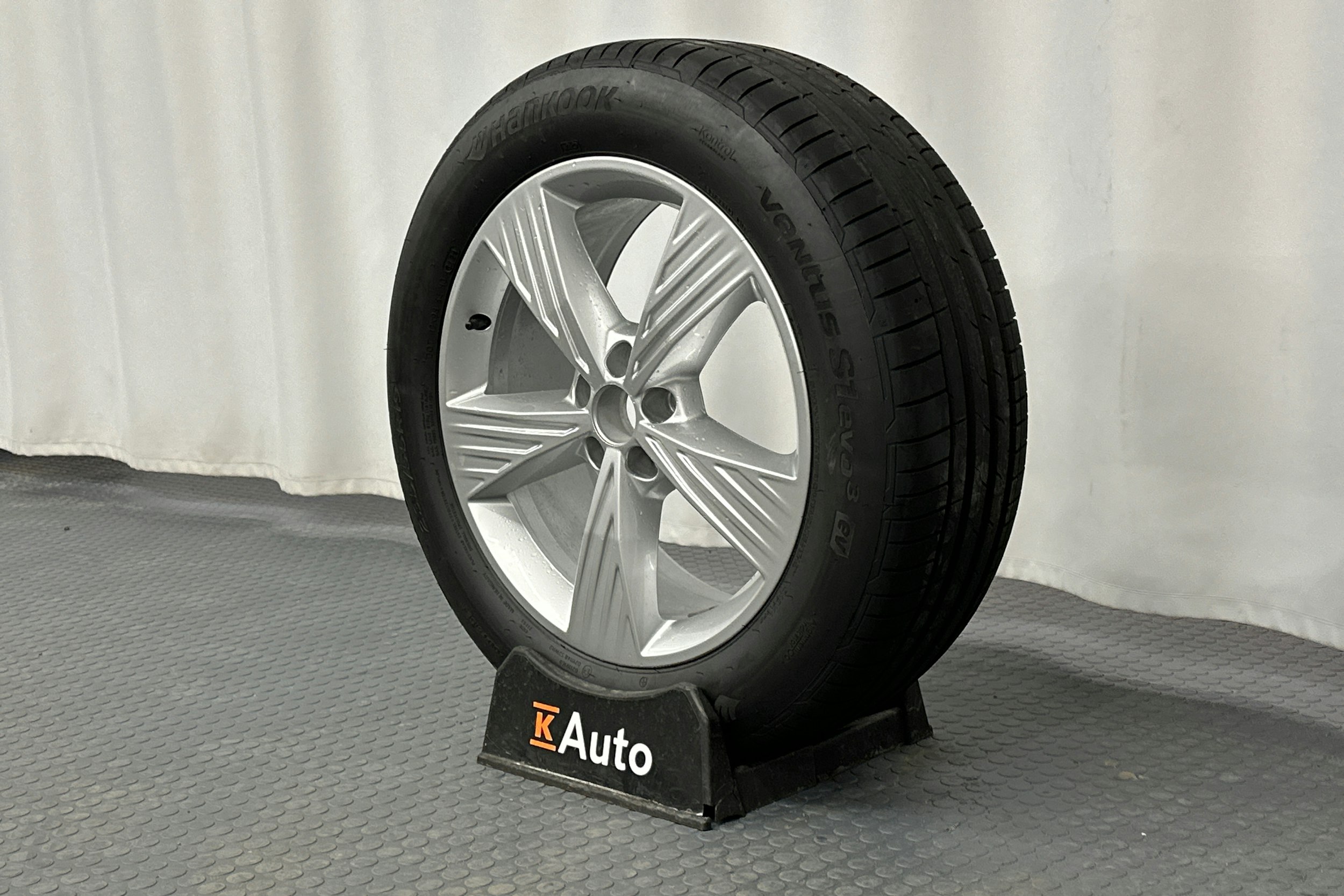 harmaa Audi Q4 e-tron 2025 kuva 13.