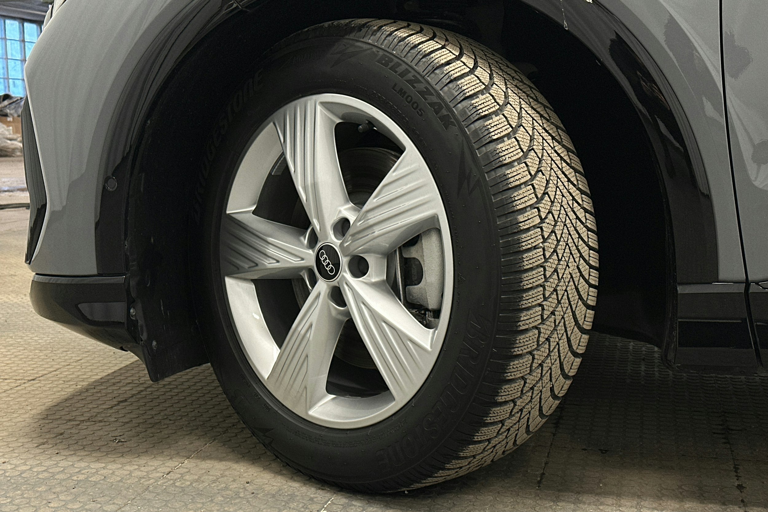 harmaa Audi Q4 e-tron 2025 kuva 13.